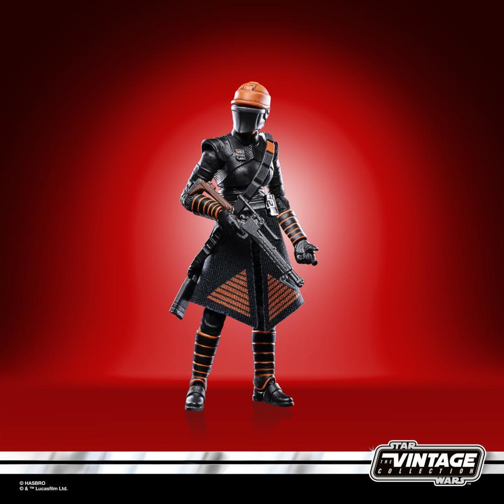 Una action figure di Star Wars in tenuta nera e arancione, con una pistola, su sfondo rosso.