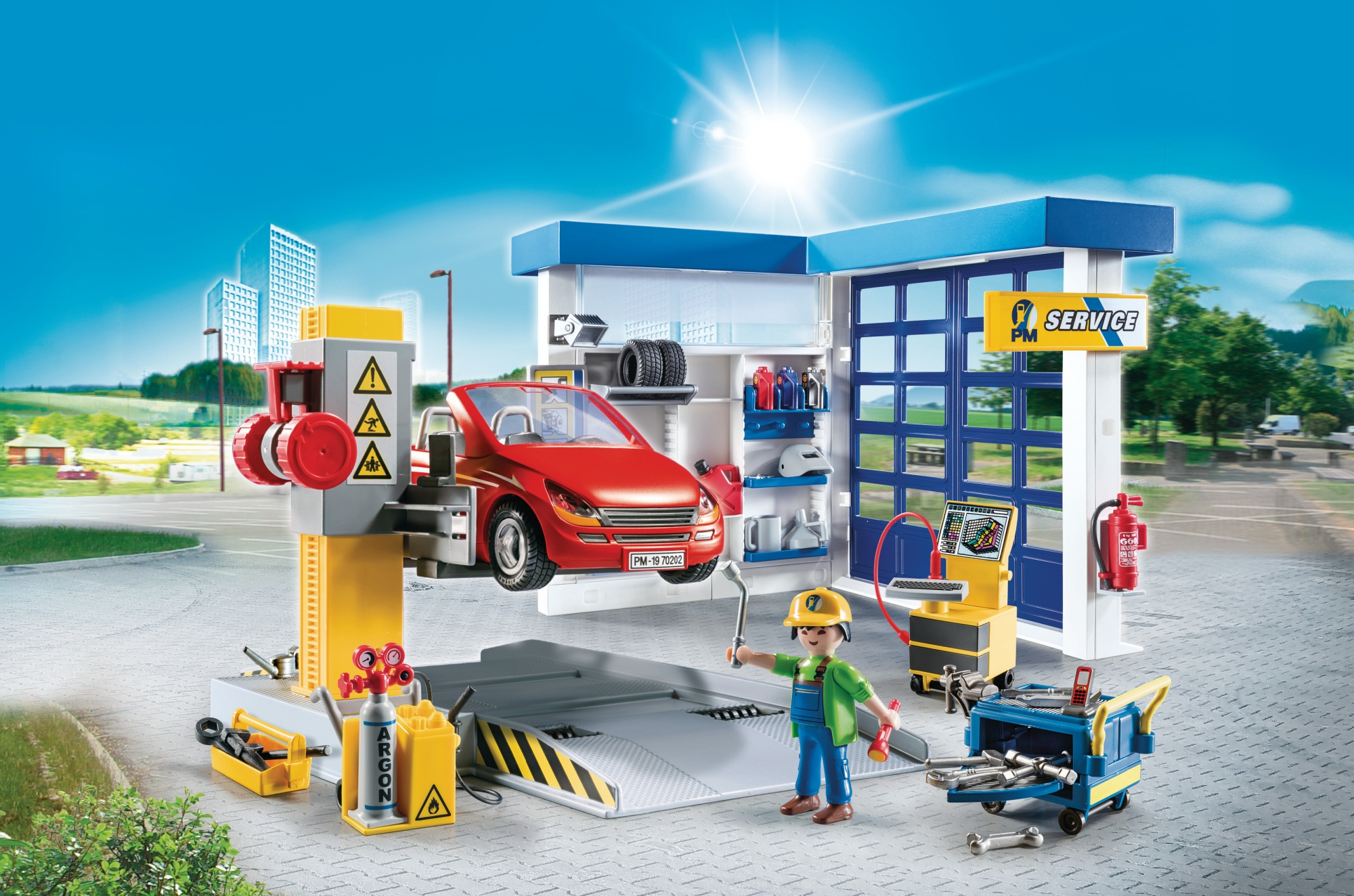 Scena warsztatu samochodowego zabawek Playmobil. Czerwony samochód jest na podnośniku, mechanik pracuje, a wokół są narzędzia.