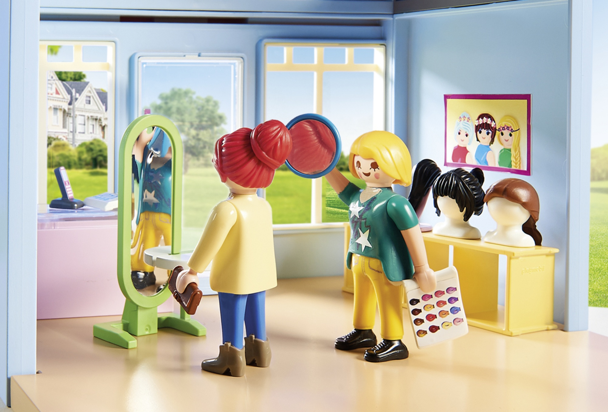 Escena de salón de belleza Playmobil con dos figuras y accesorios. Hay un espejo y pelucas.