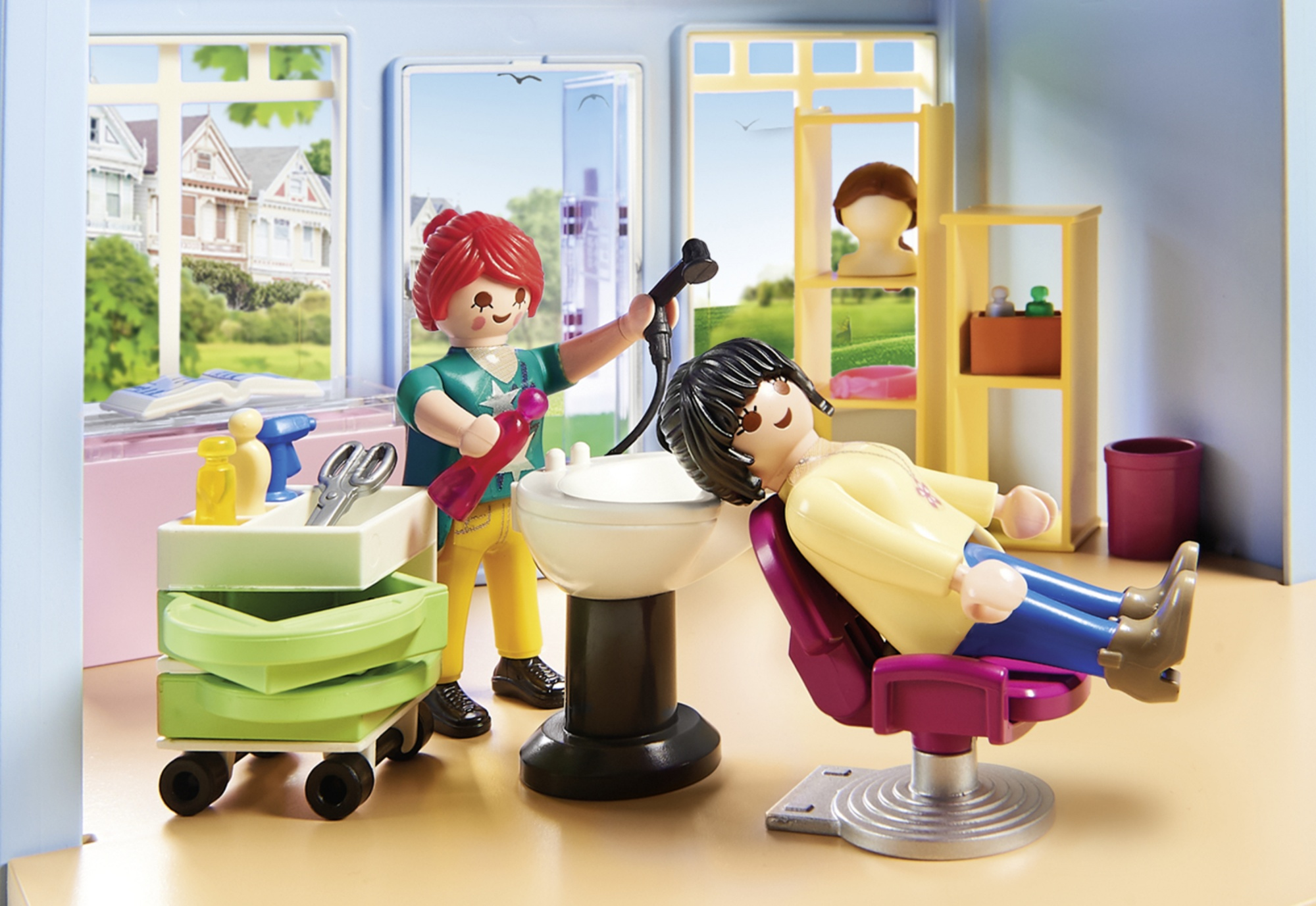 Set de peluquería Playmobil. Una mujer está lavando el pelo a un cliente. Lavabo blanco, silla rosa, interior.