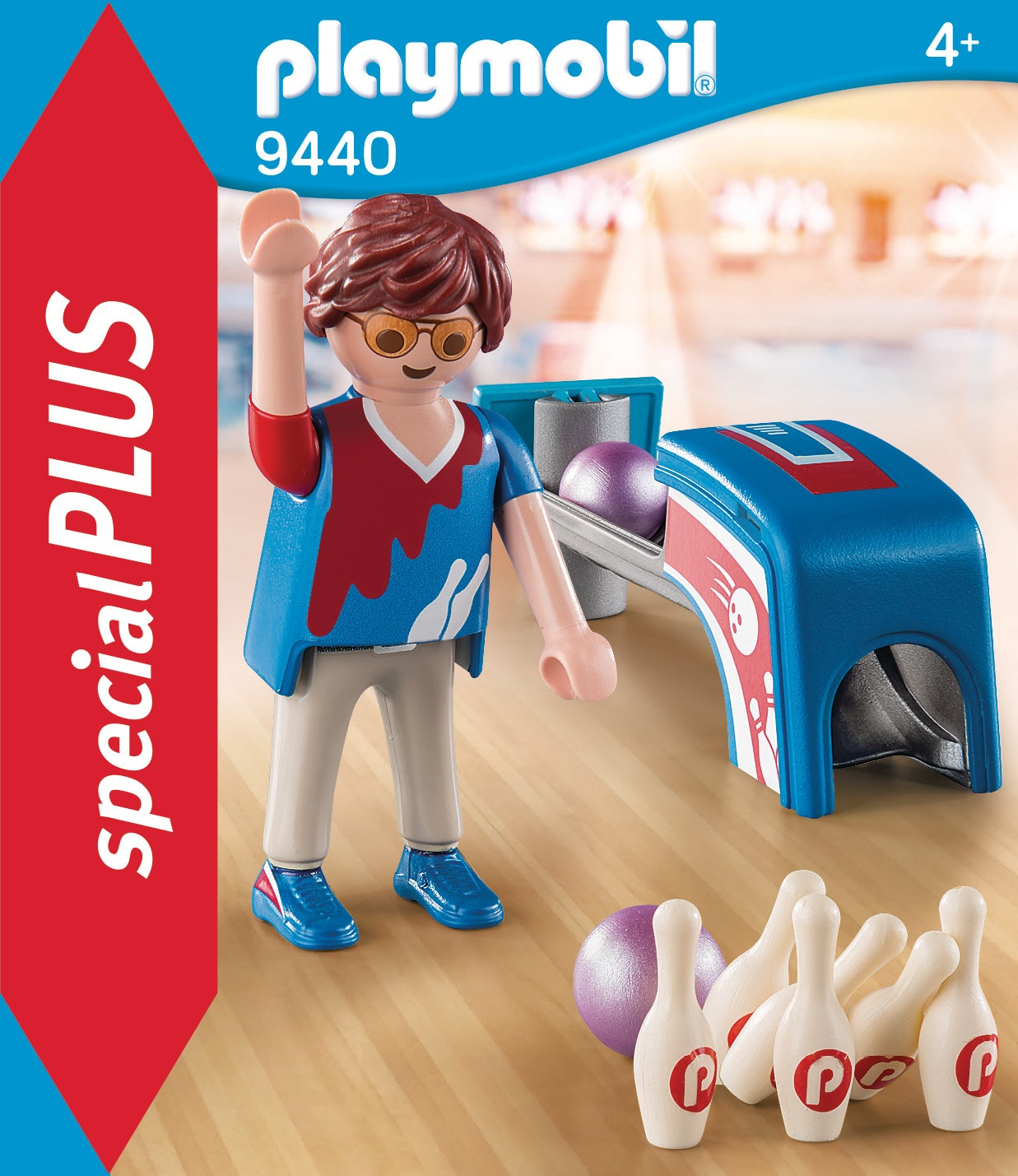 Scena gry w kręgle Playmobil z postacią podnoszącą rękę, kręglami, kulą i maszyną, z czerwonym banerem.