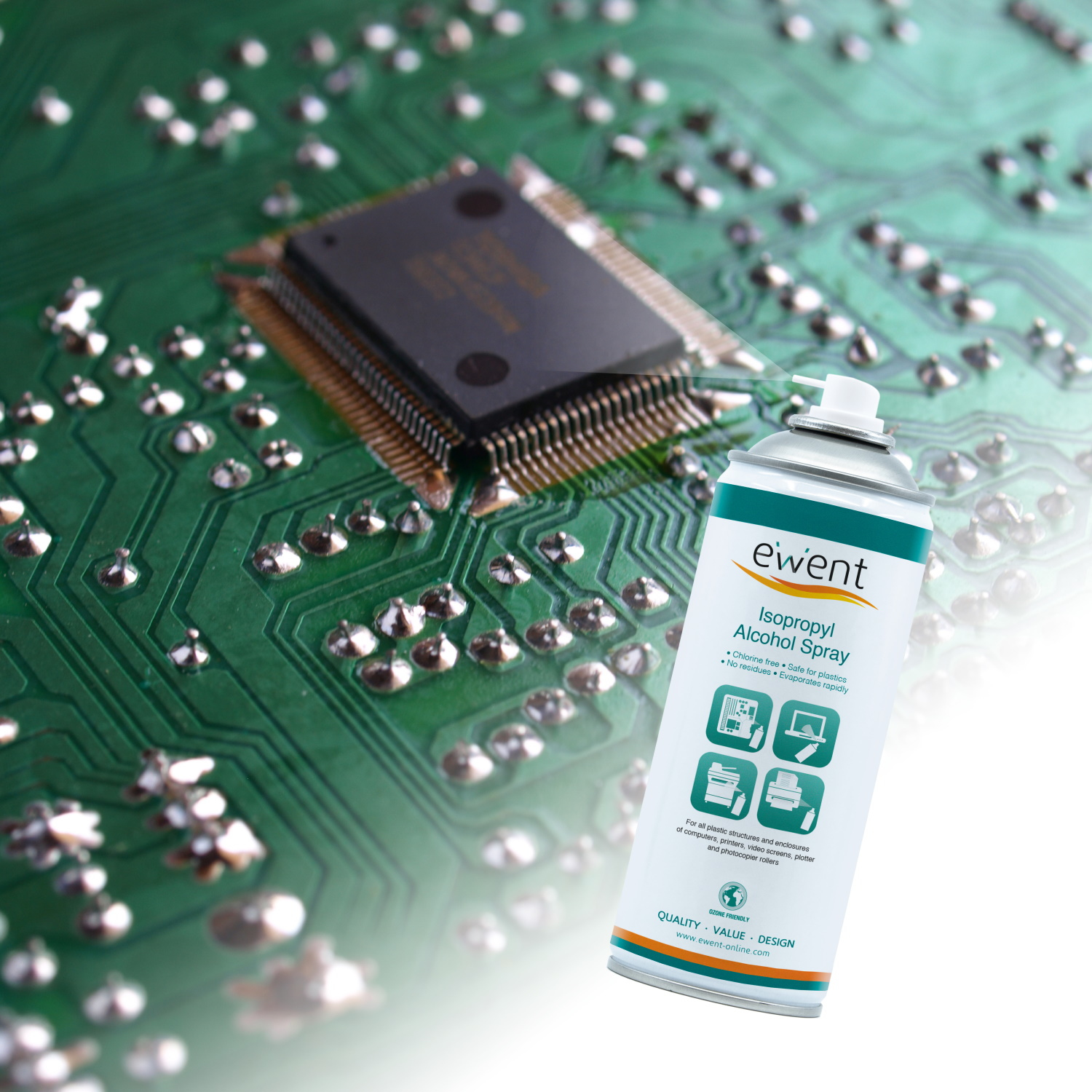 Bomboletta spray di alcol isopropilico ewent su un circuito stampato verde, con componenti elettronici.