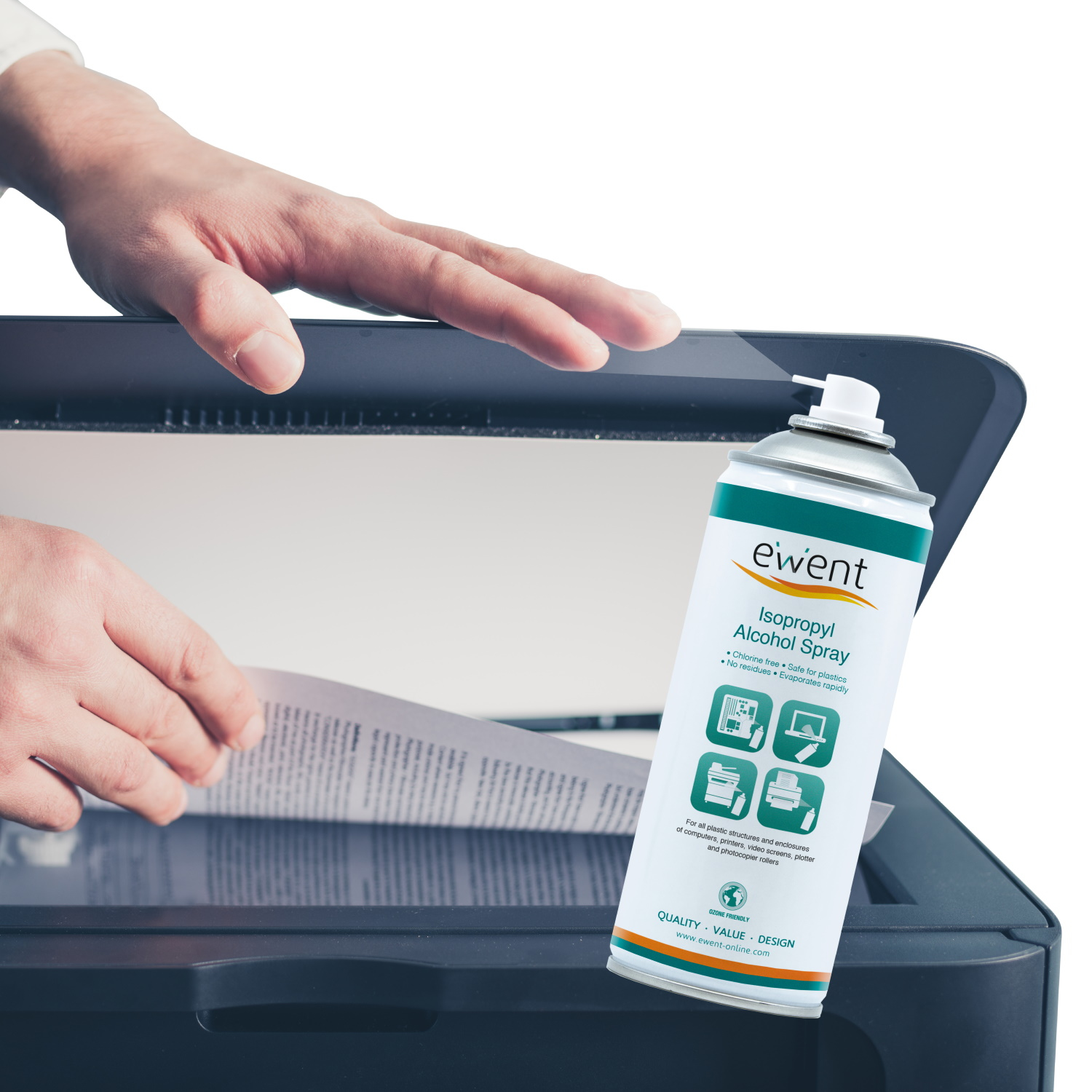 Mano che inserisce un foglio in uno scanner accanto a una bomboletta di detergente.