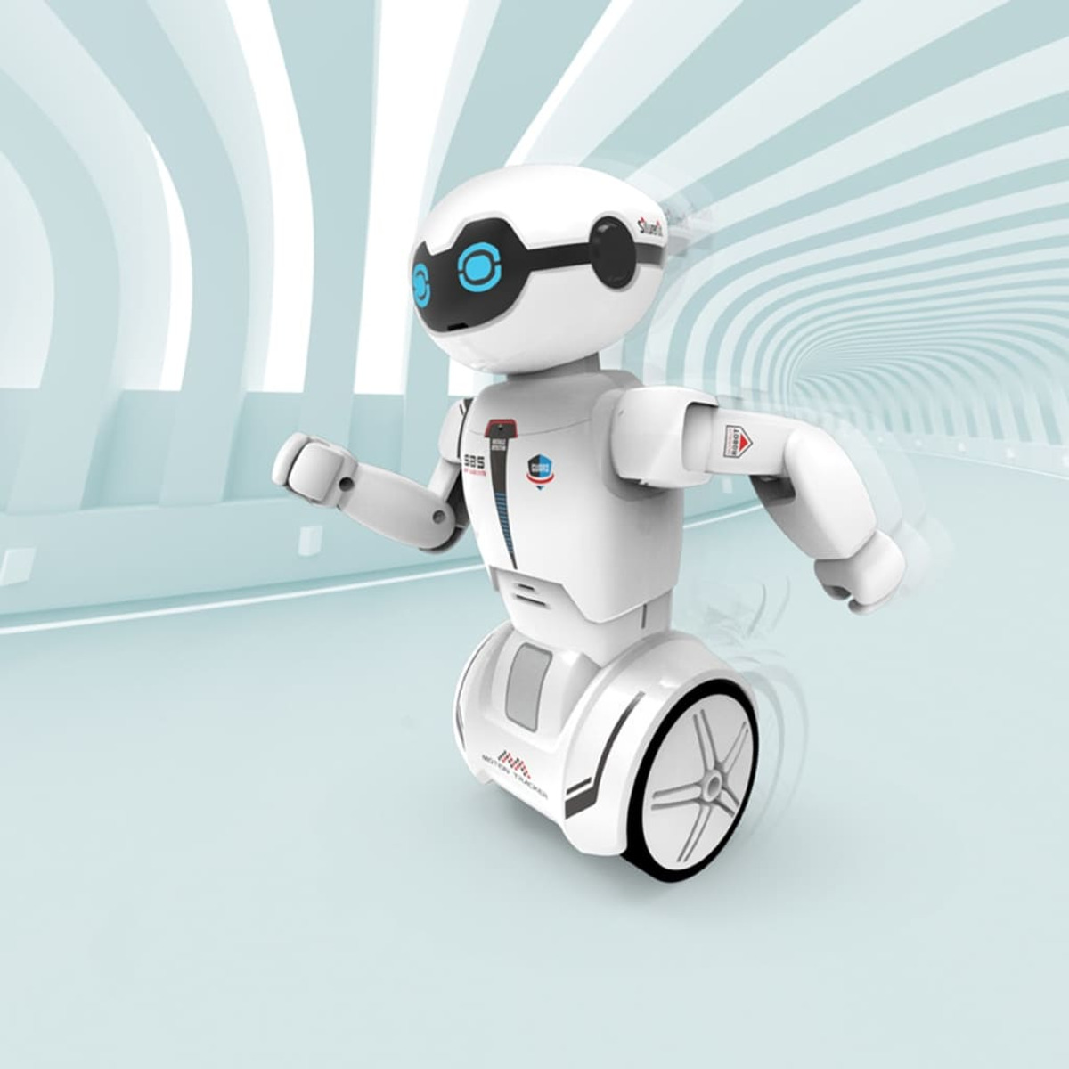 Biały robot z niebieskimi akcentami biegnący przez futurystyczny tunel, jasnoniebieskie tło.