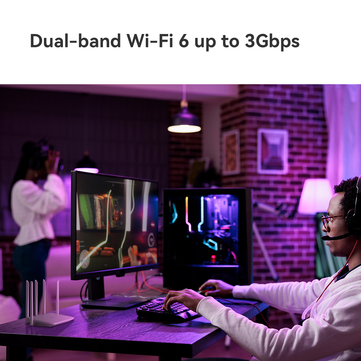 Salon z graczem. Jest router z antenami. Tekst mówi 'Dwuzakresowe Wi-Fi'.