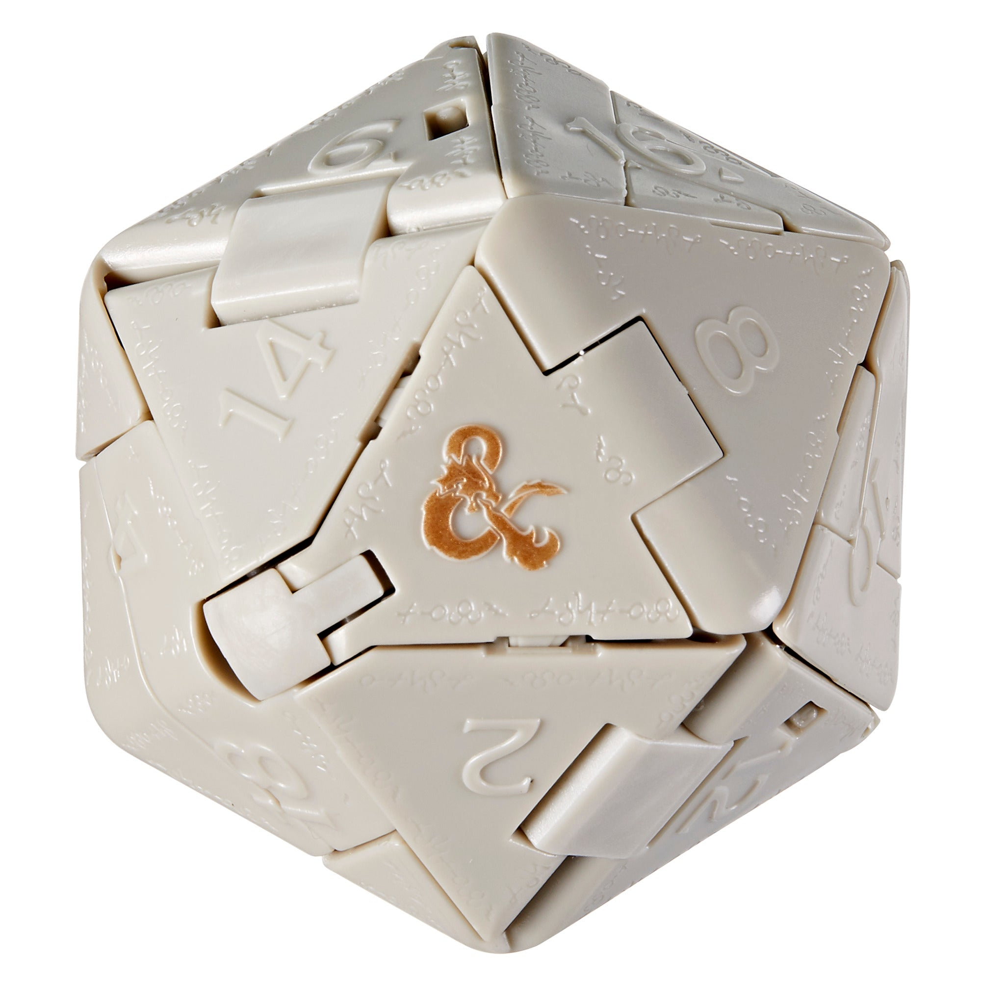Dadi beige a più lati con numeri e un simbolo. Ha il logo D&D. I dadi sono su sfondo bianco.