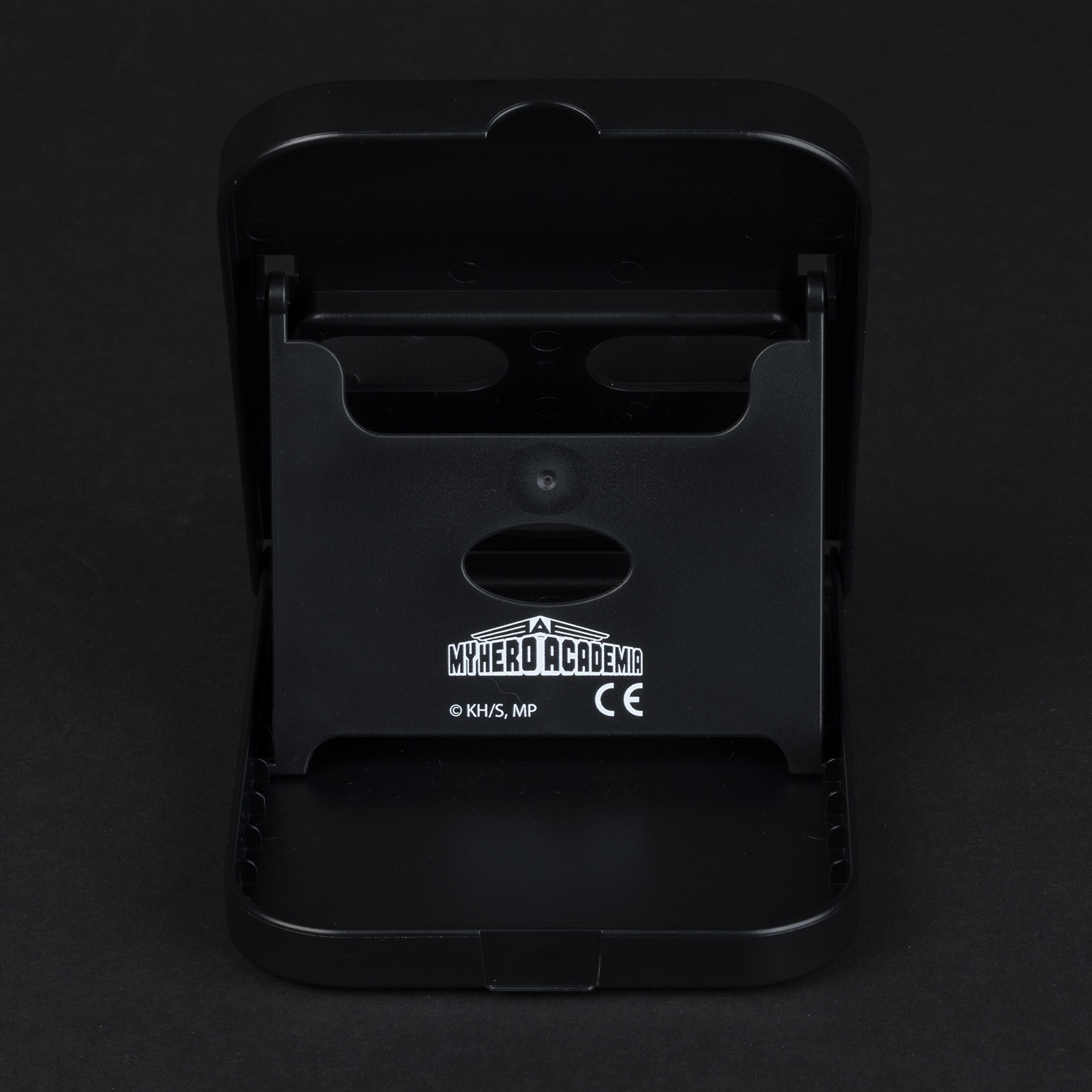 Czarny stojak My Hero Academia, otwarty do wyświetlania przedmiotów. Widoczne logo i znak CE.