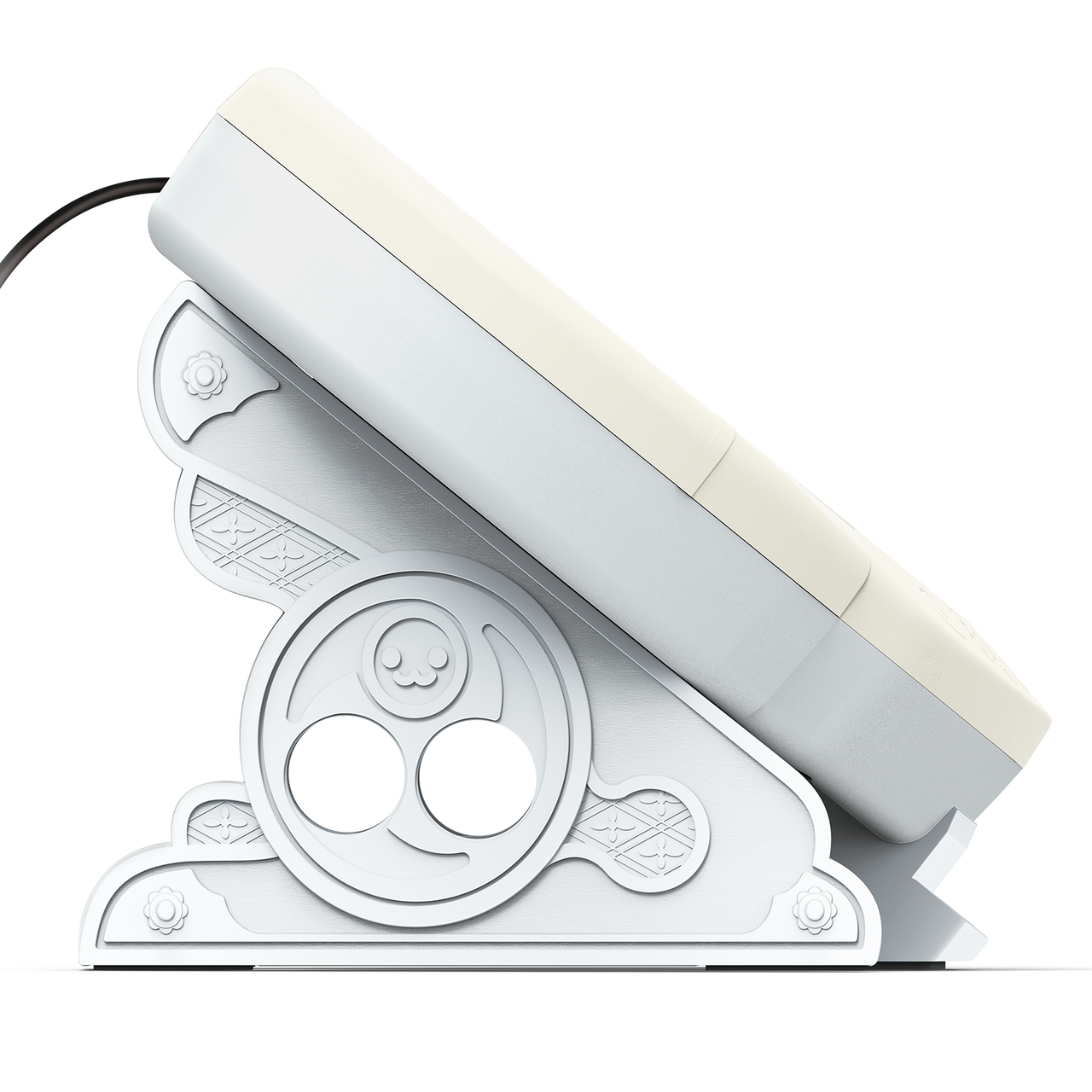 Widok z boku białego zestawu perkusyjnego, z białym stojakiem, na białym tle.