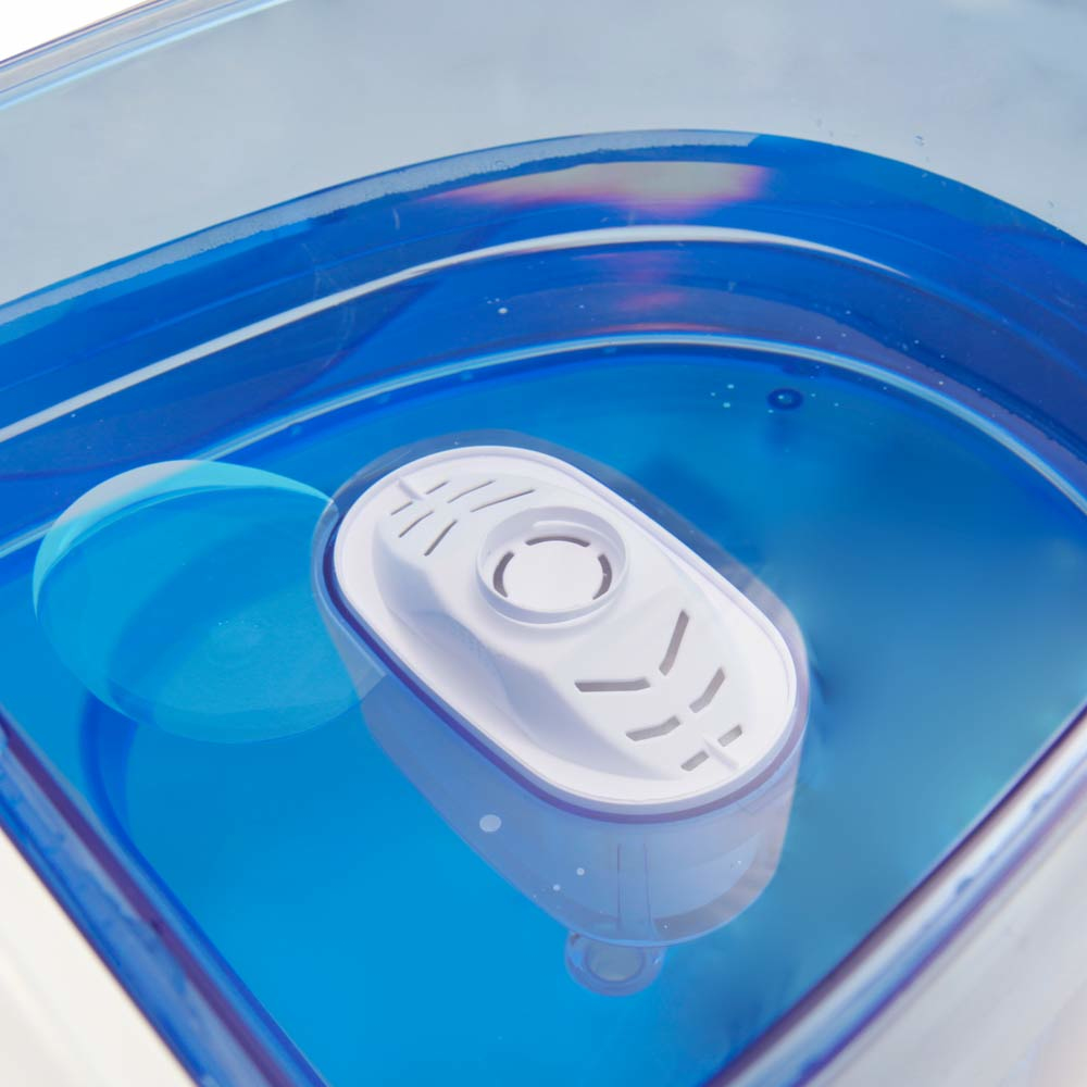 Niebieski filtr wody. Biała obudowa filtra w niebieskim pojemniku. Woda.