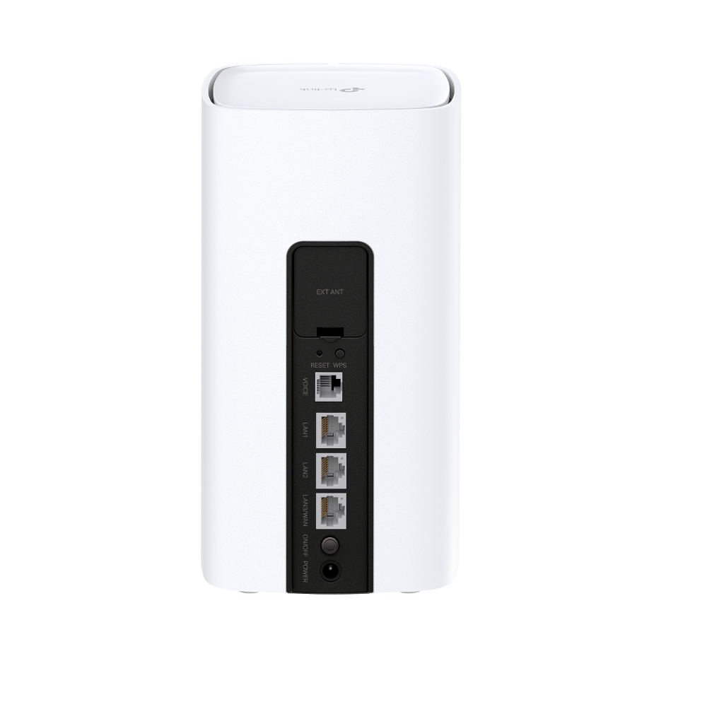 Weißer Router mit Anschlüssen auf der Rückseite, vor weißem Hintergrund.