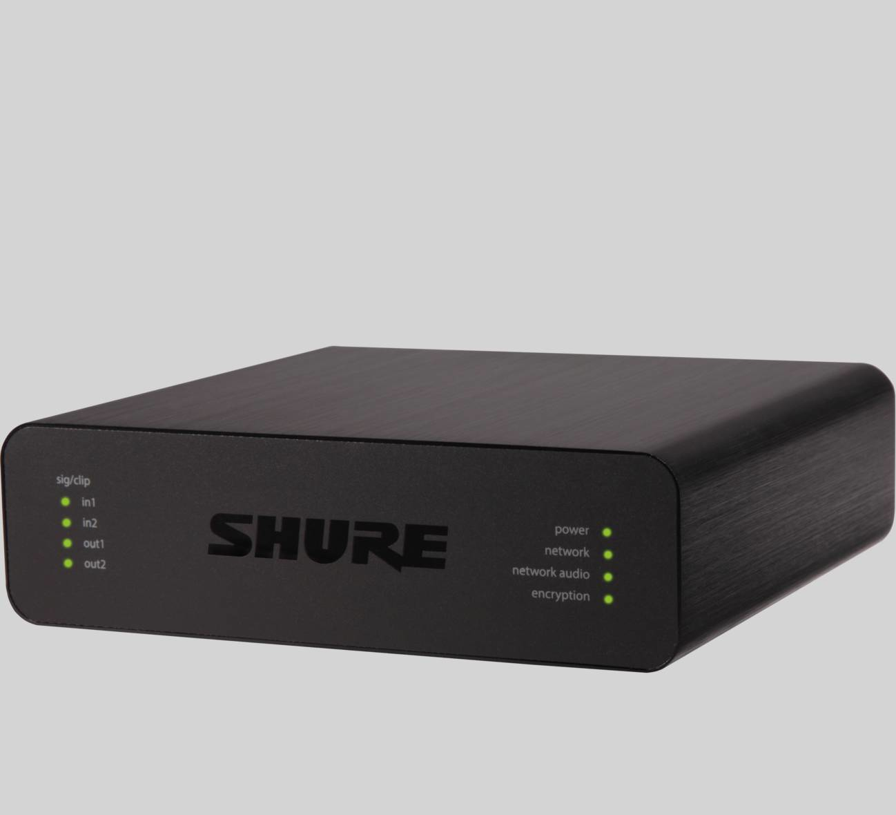 Dispositivo audio Shure nero con indicatori e logo sul fronte. Sfondo bianco.
