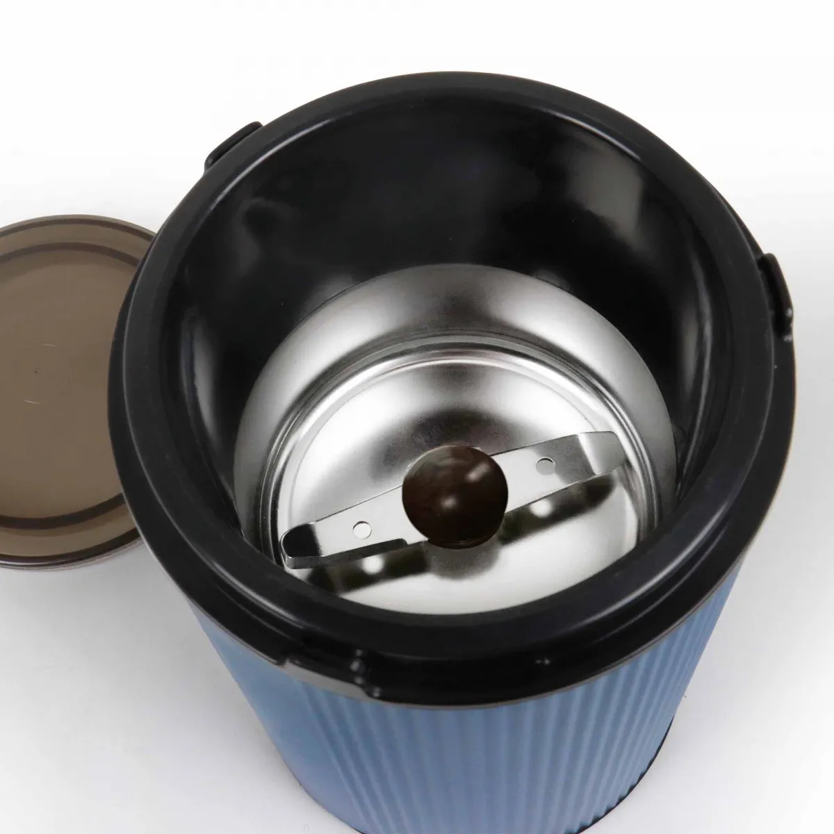 Młynek do kawy z niebieską podstawą i czarną pokrywą.
