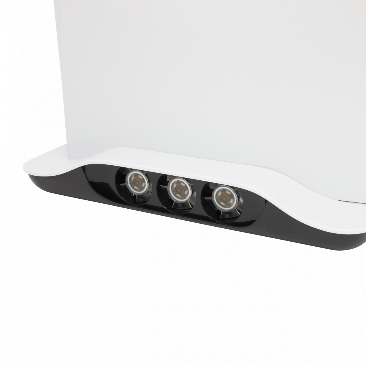 Zbliżenie białego urządzenia z trzema światłami. Białe tło.