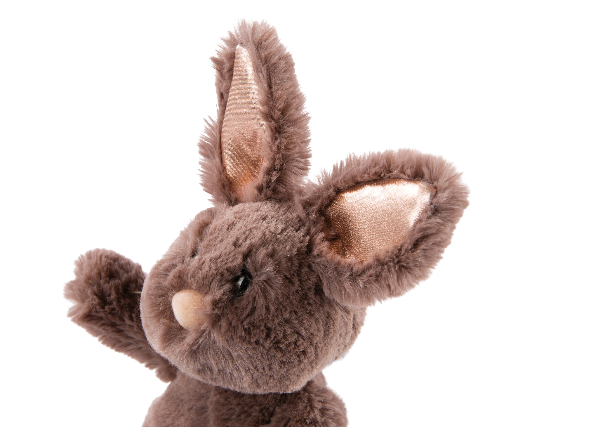 Un coniglio di peluche marrone con orecchie foderate di rosa, sfondo bianco.