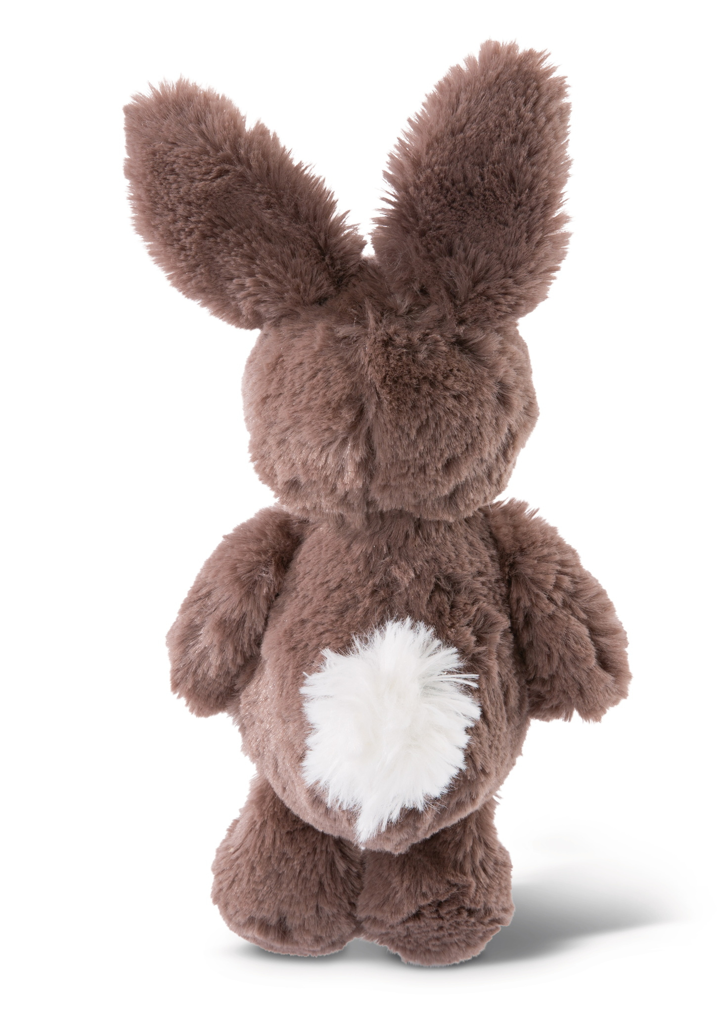 Vista posteriore di un peluche di coniglio marrone con coda bianca e soffice. Sfondo bianco.