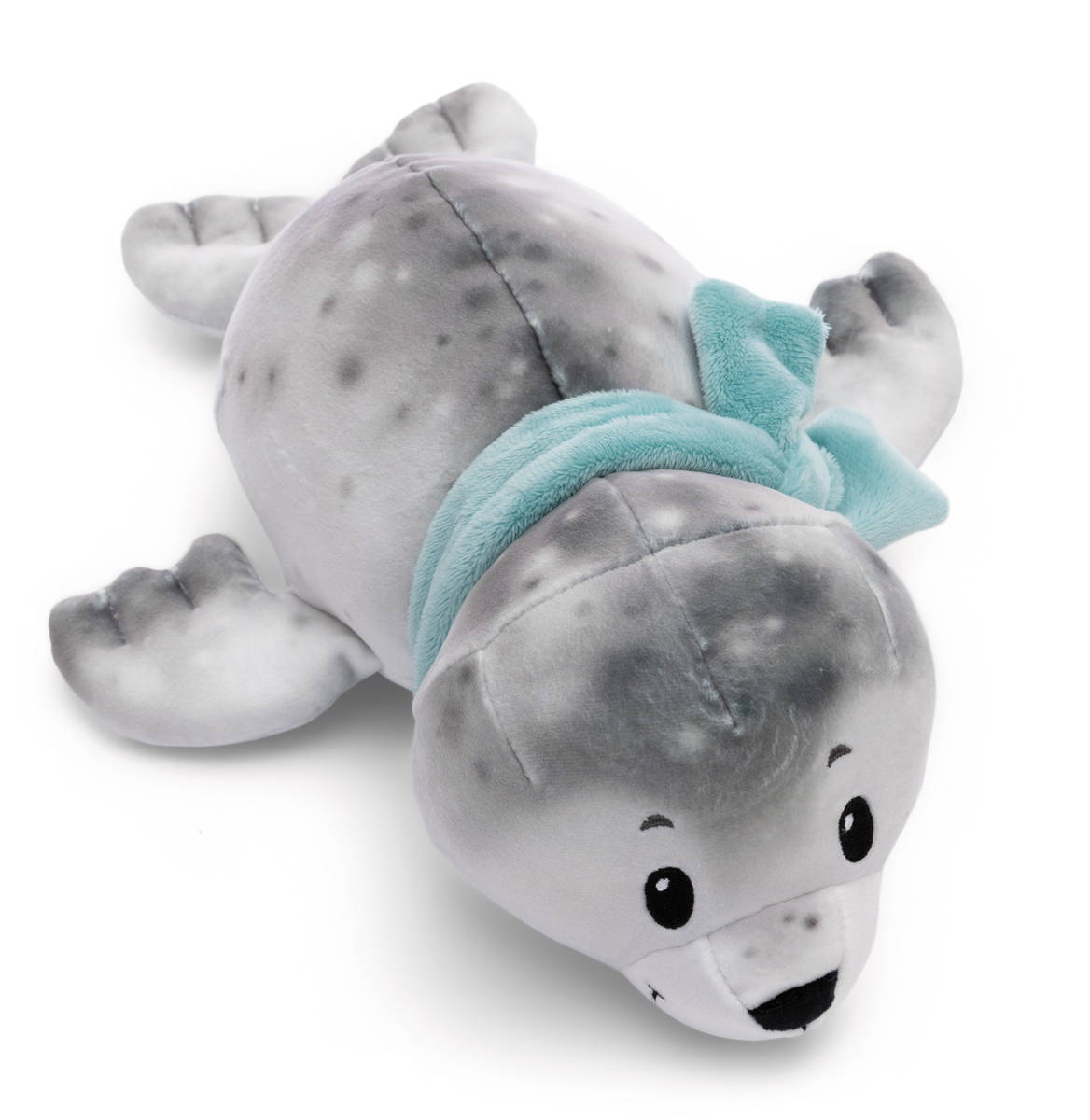 Szara pluszowa zabawka w kształcie foki z niebieskim szalikiem. Foka leży.