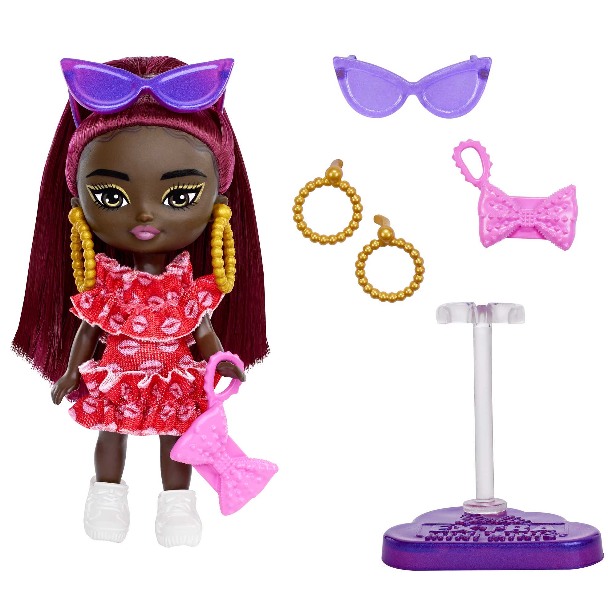 Eine Puppe mit dunkler Haut und Sonnenbrille, trägt ein rotes Kleid mit Accessoires, mit Ständer, weißer Hintergrund.