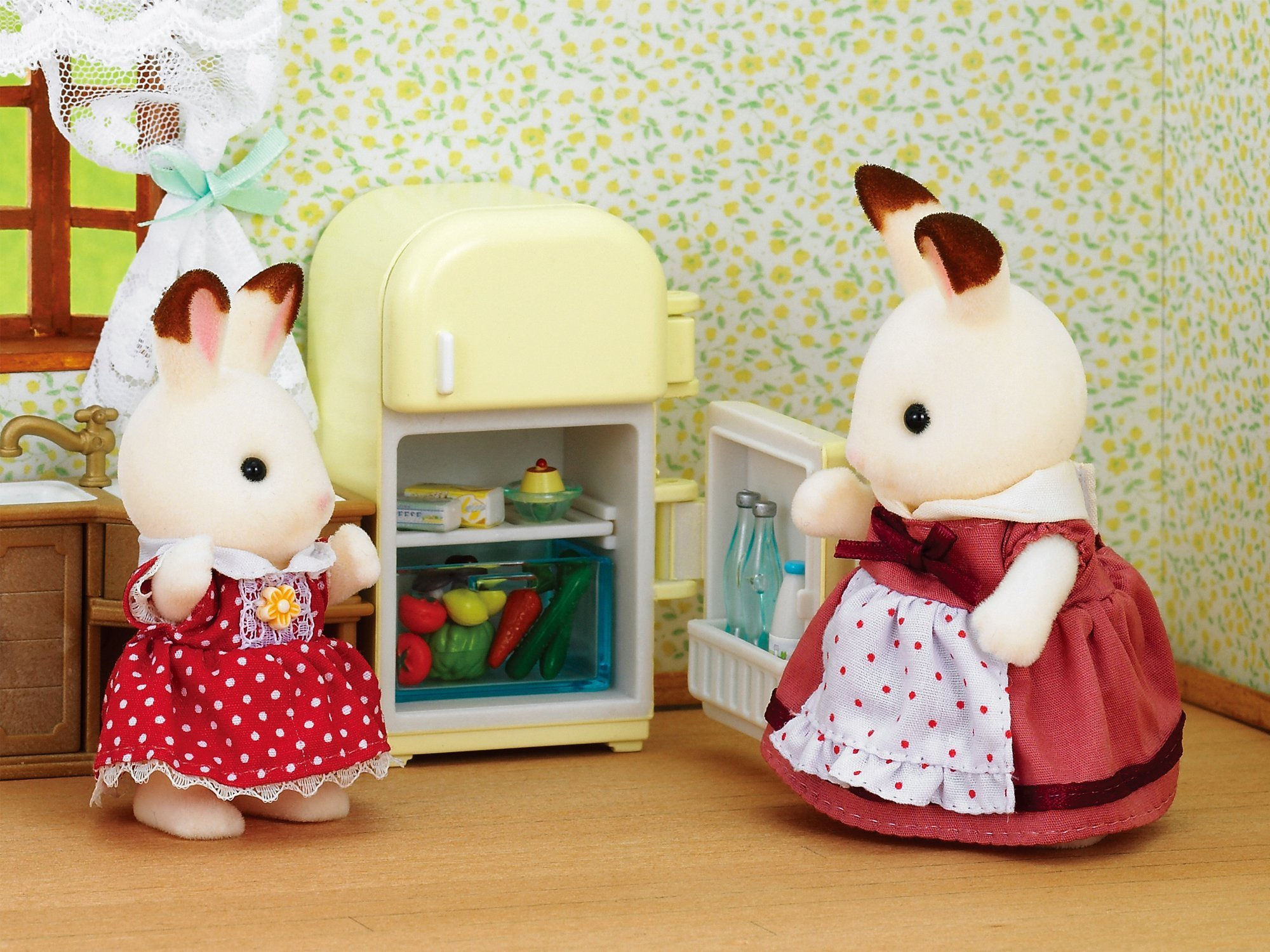 Króliczki Sylvanian Families z lodówką. W scenie pokoju.