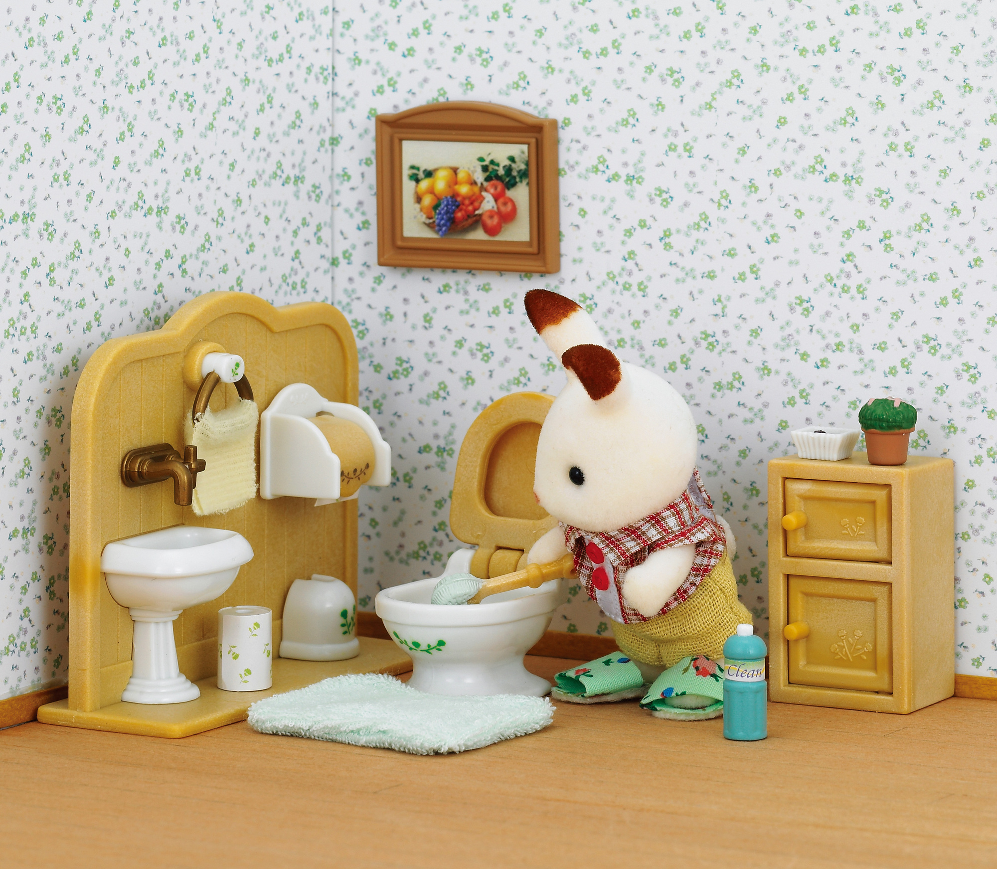 Figura di coniglio che pulisce il water in una scena di bagno. Bagno beige e bianco con carta da parati floreale.