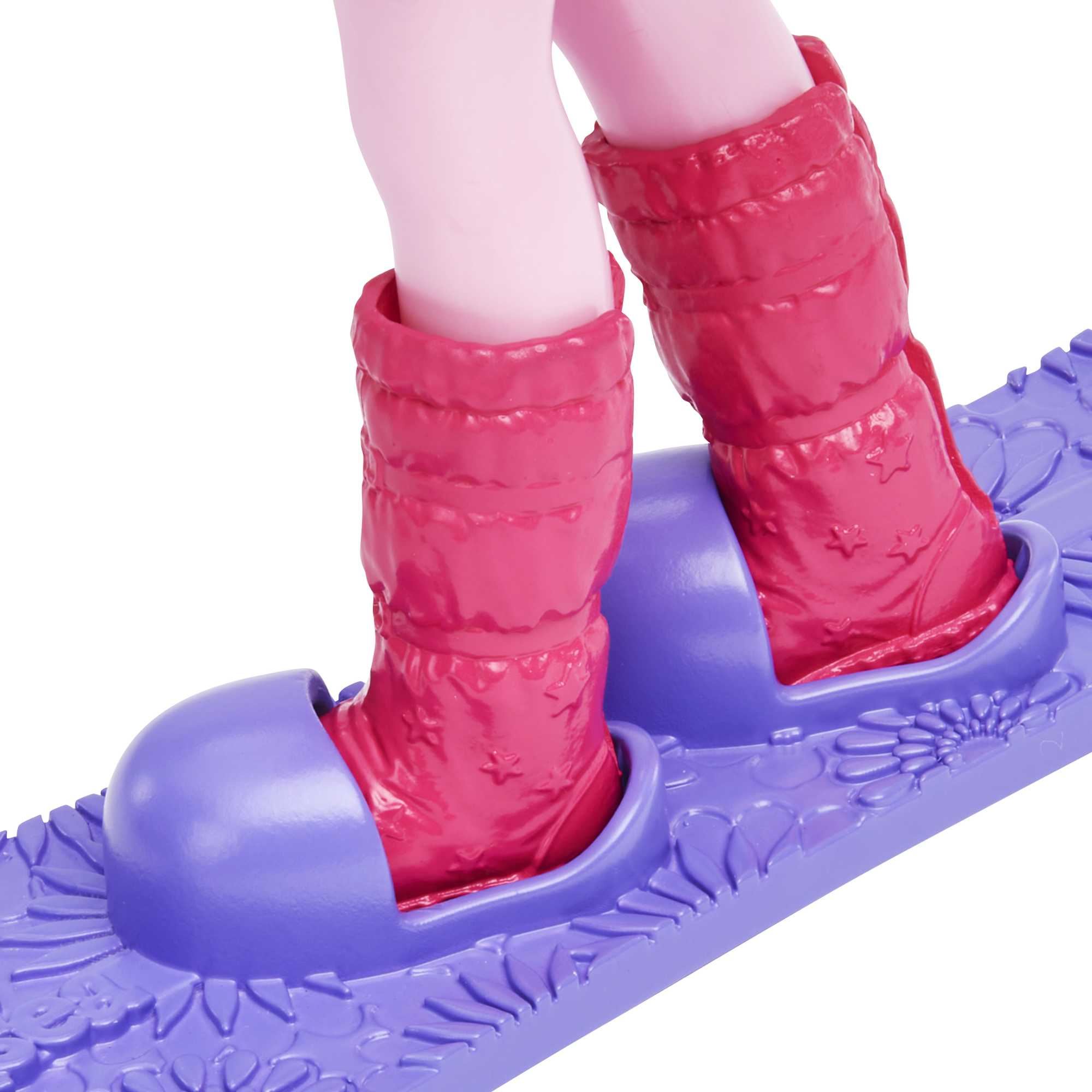 Pinke Puppenbeine in roten Stiefeln auf einem lila Snowboard.