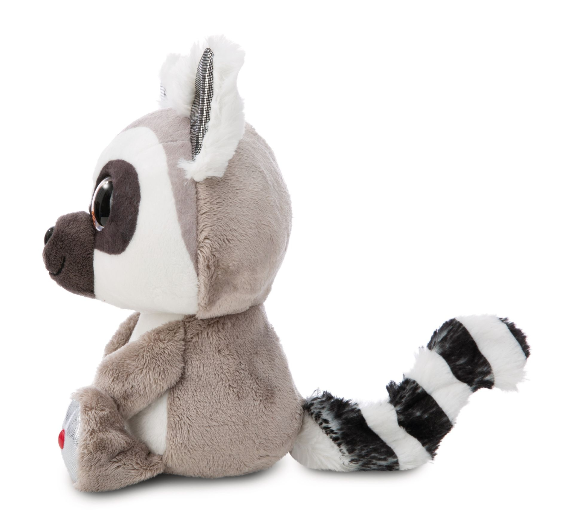 Plüschtier Lemur, sitzend, Profilansicht. Grau und weiß, weißer Hintergrund.