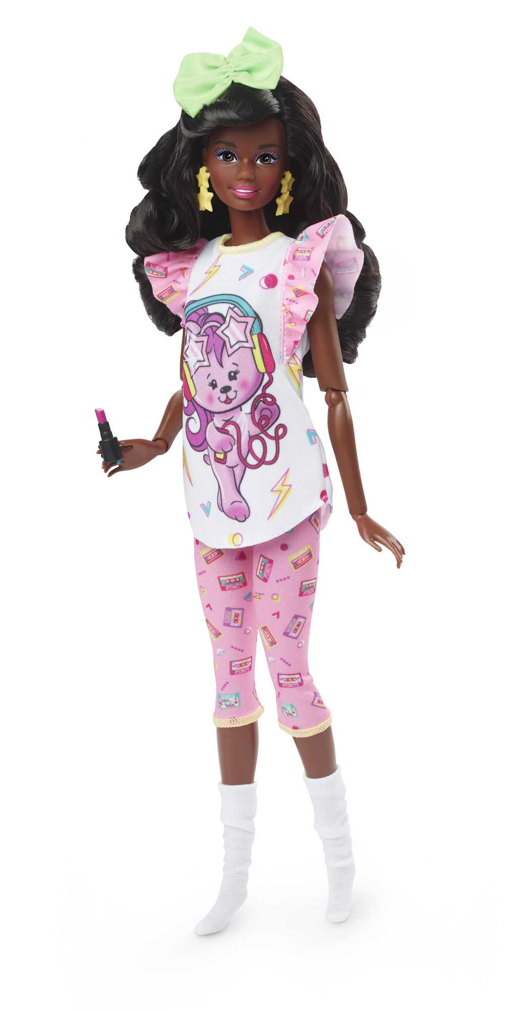 Schwarze Puppe in rosa Pyjama mit grüner Schleife. Ein Bär auf dem Shirt und Lippenstift.