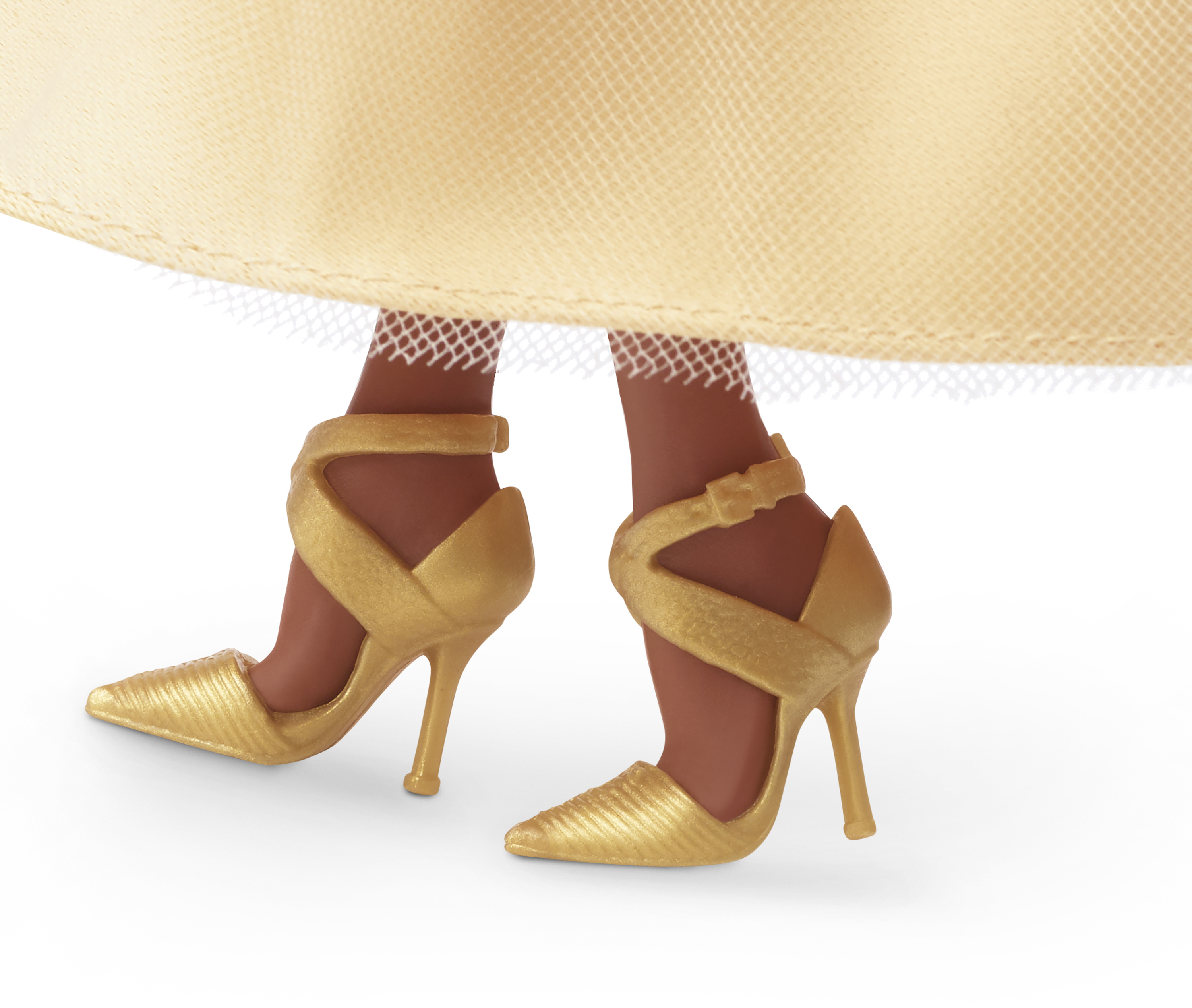 Zbliżenie złotych szpilek na lalce, z białymi pończochami i złotą sukienką.