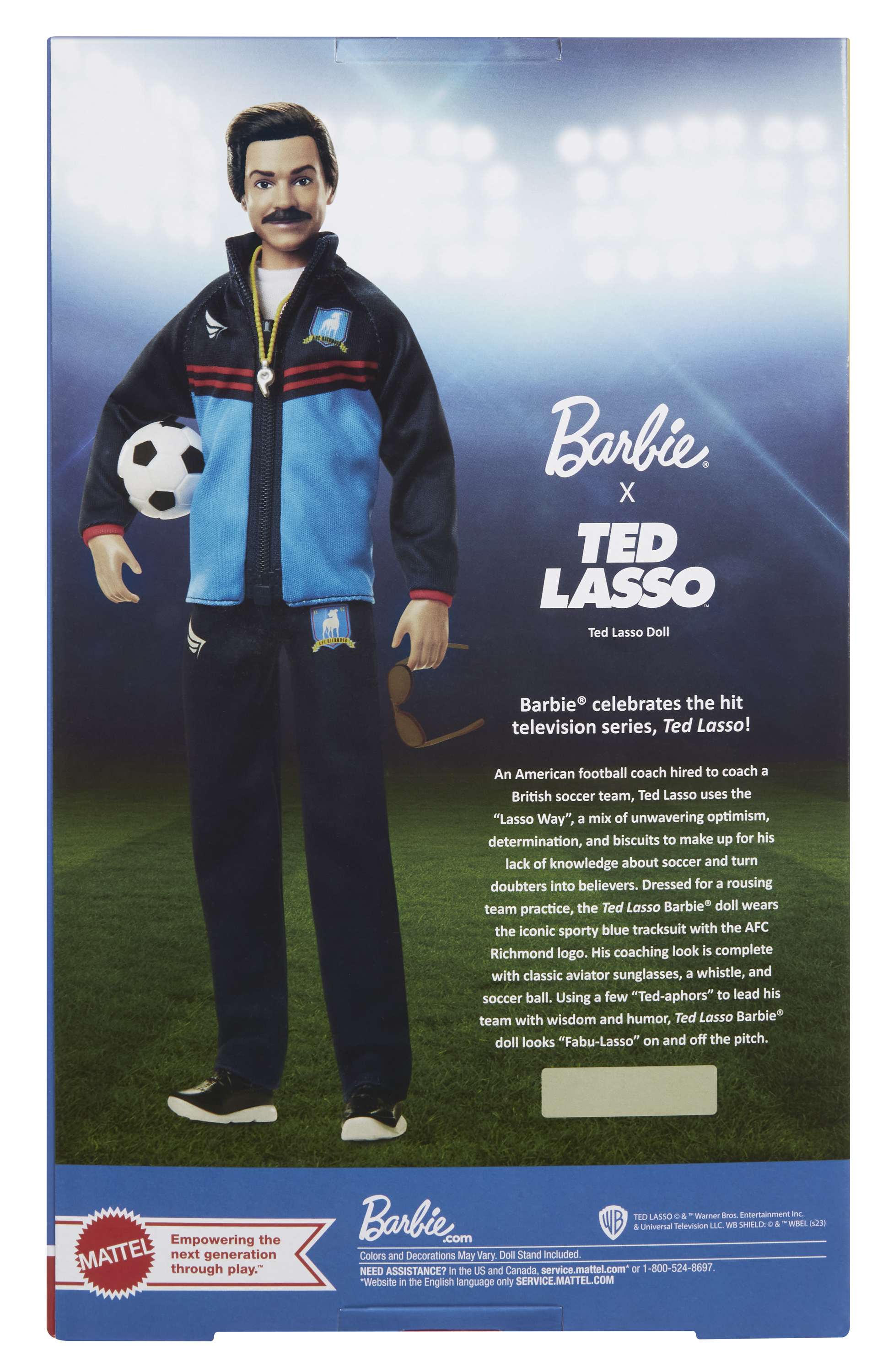 Tył pudełka Barbie z Tedem Lasso. Pokazuje lalkę Teda Lasso, piłkę nożną i opis lalki i serialu.