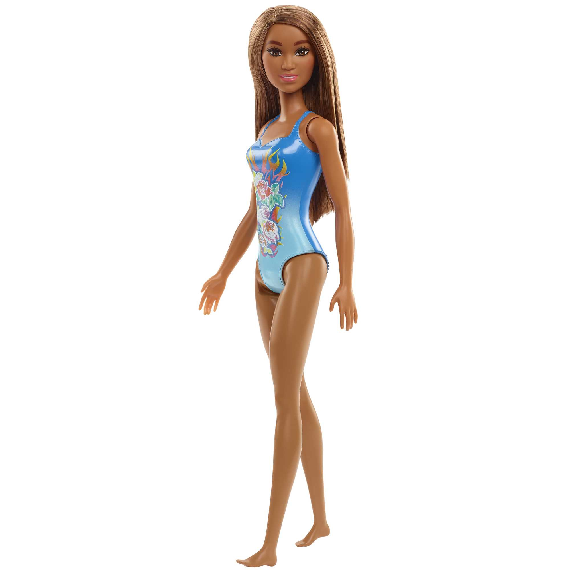 Eine Barbie-Puppe in einem blauen Badeanzug mit Blumendesign. Sie hat lange braune Haare und steht vor weißem Hintergrund.