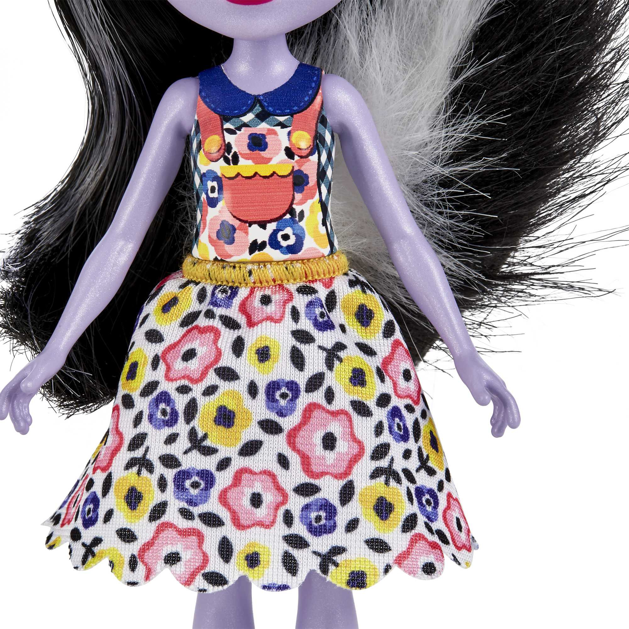 Eine Puppe mit violetter Haut, einem Blumenkleid und schwarz-weißem Haar. Das Kleid hat einen blauen Kragen und einen gelben Gürtel.