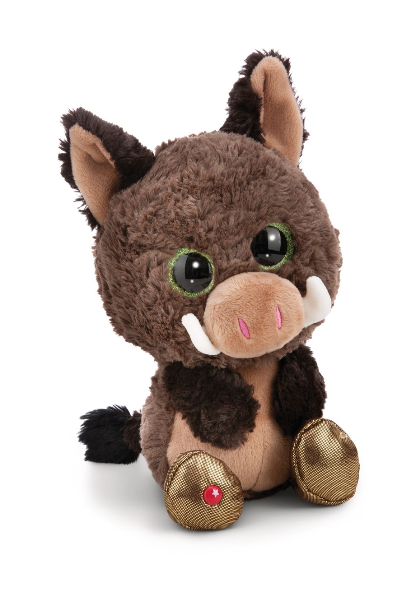 Pluszowy dzik z brązowym futrem, dużymi oczami i kłami. Siedzi na białym tle.