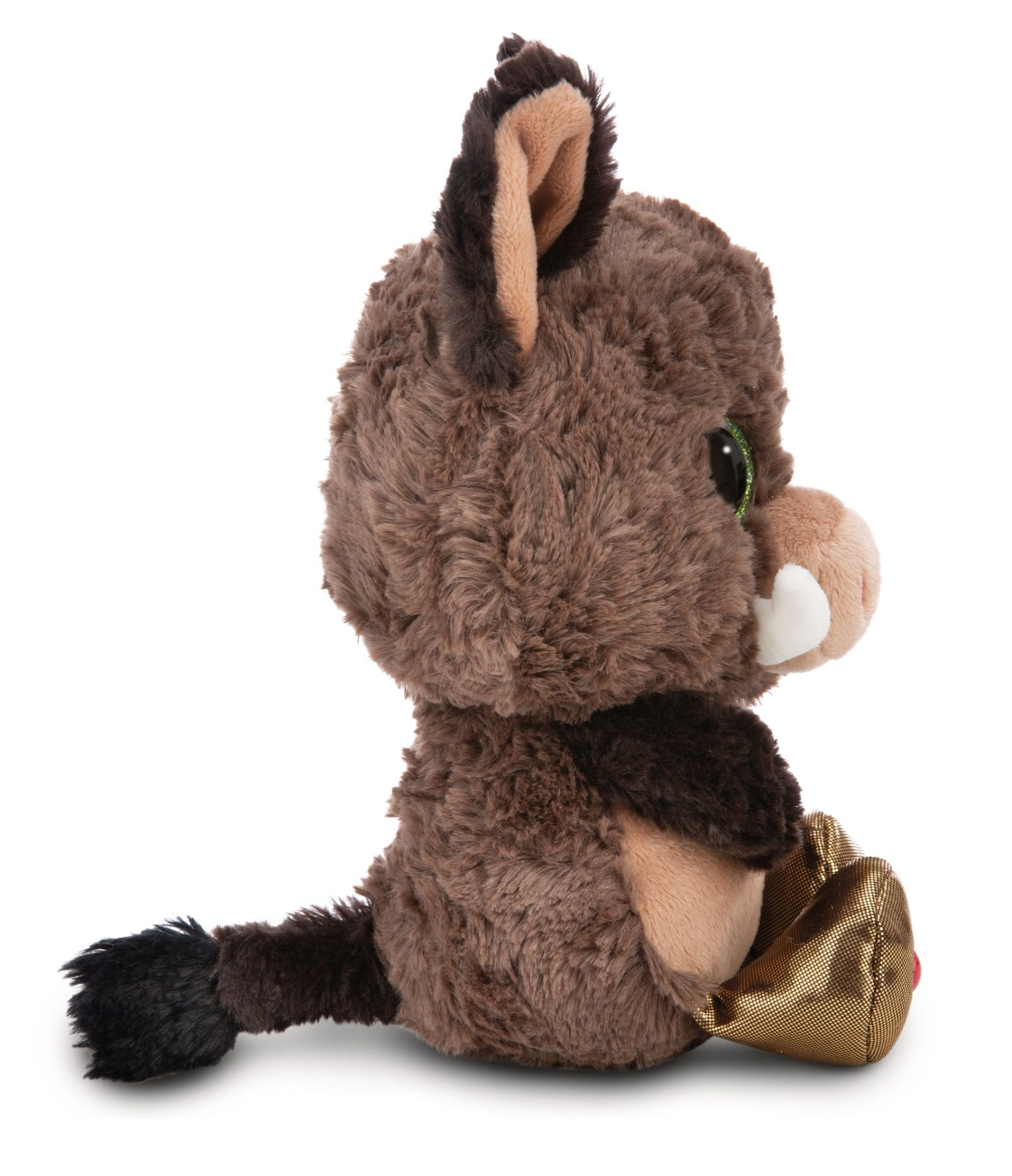 Pluszowa zabawka dzika. Brązowe futro, mały ogon, złote stopy i biały kieł. Widok z profilu na białym tle.