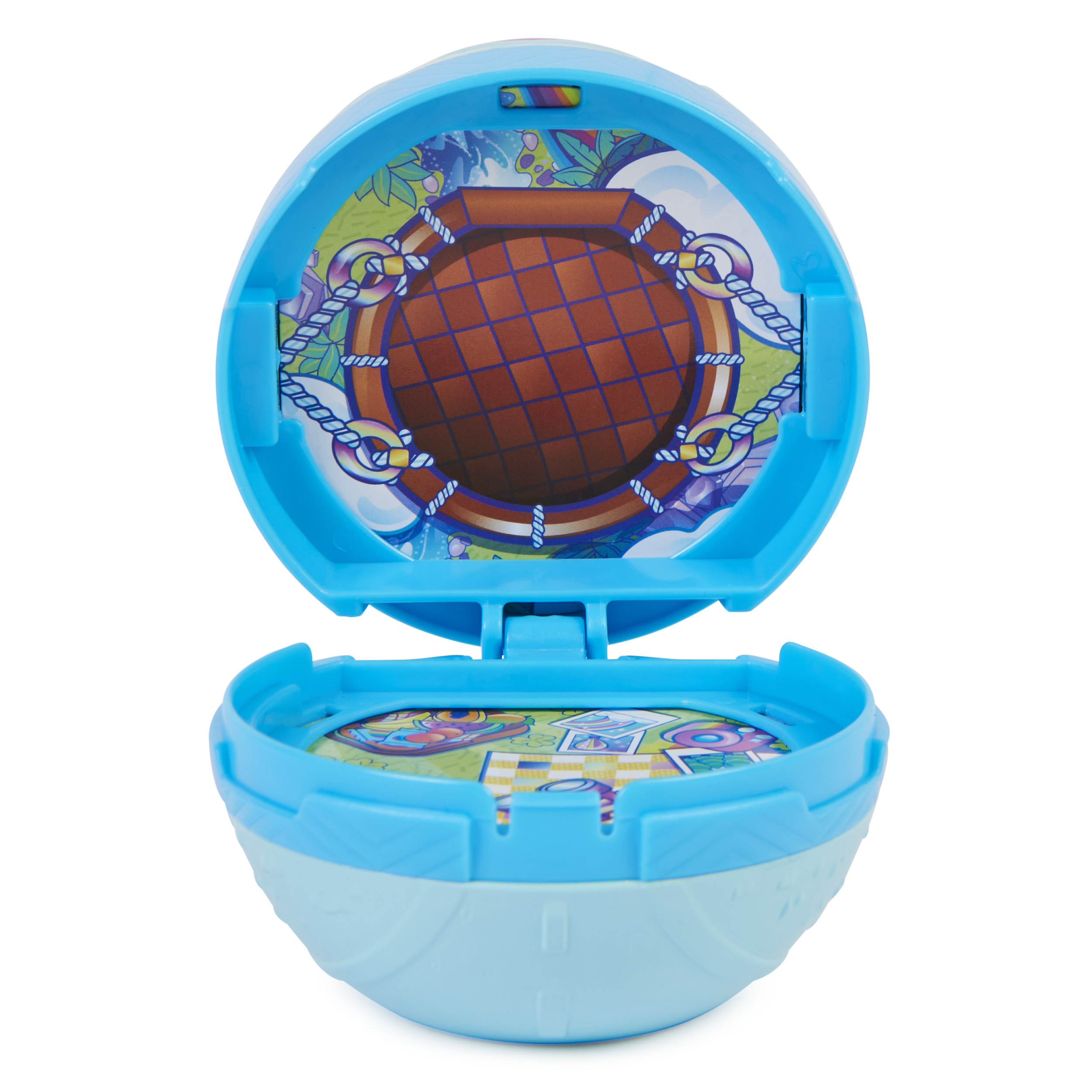 Niebieska zabawka z okrągłą podstawą i otwieraną górą, ukazującą scenę.