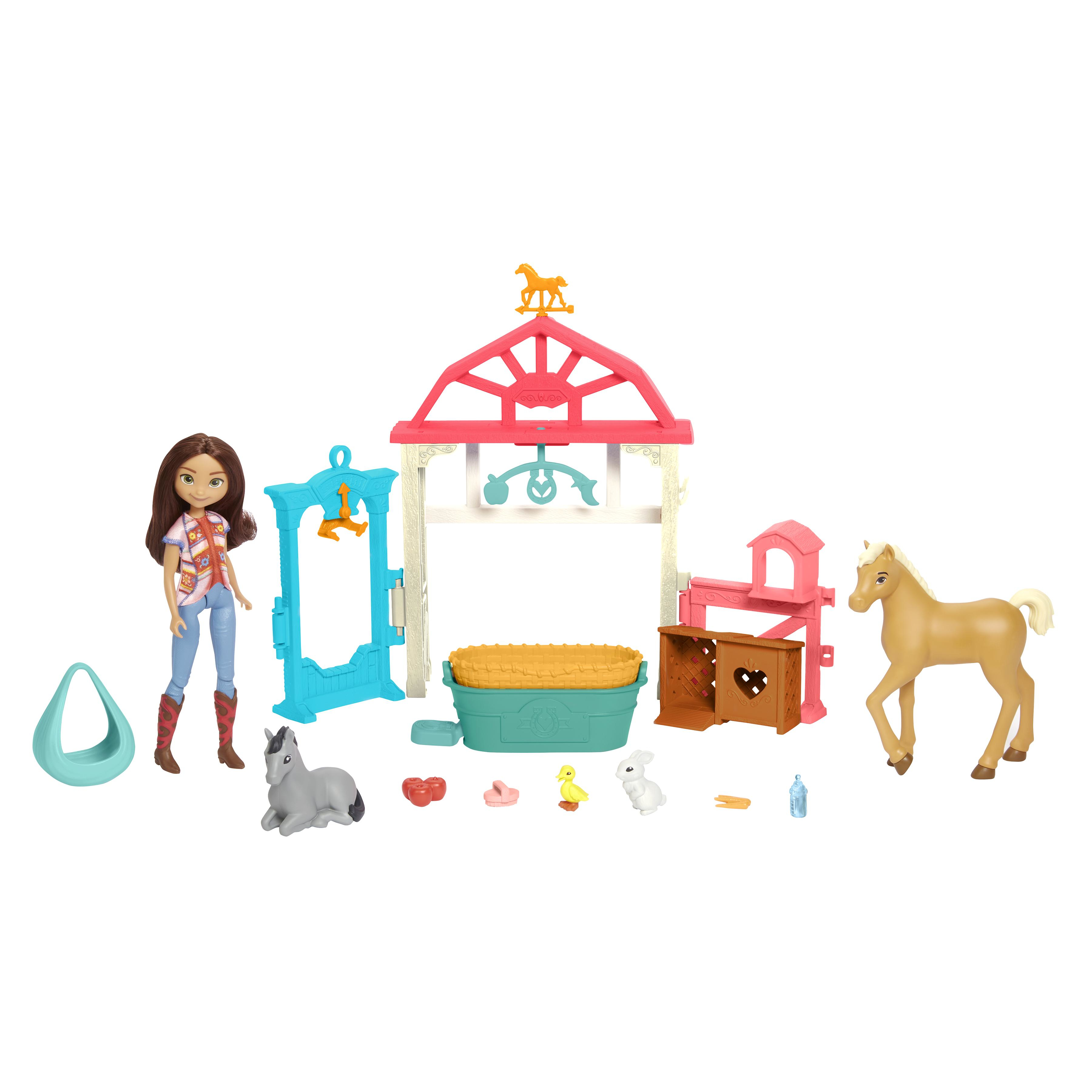 Zestaw zabawek Spirit. Zawiera lalkę, konia, stajnię i akcesoria na białym tle.