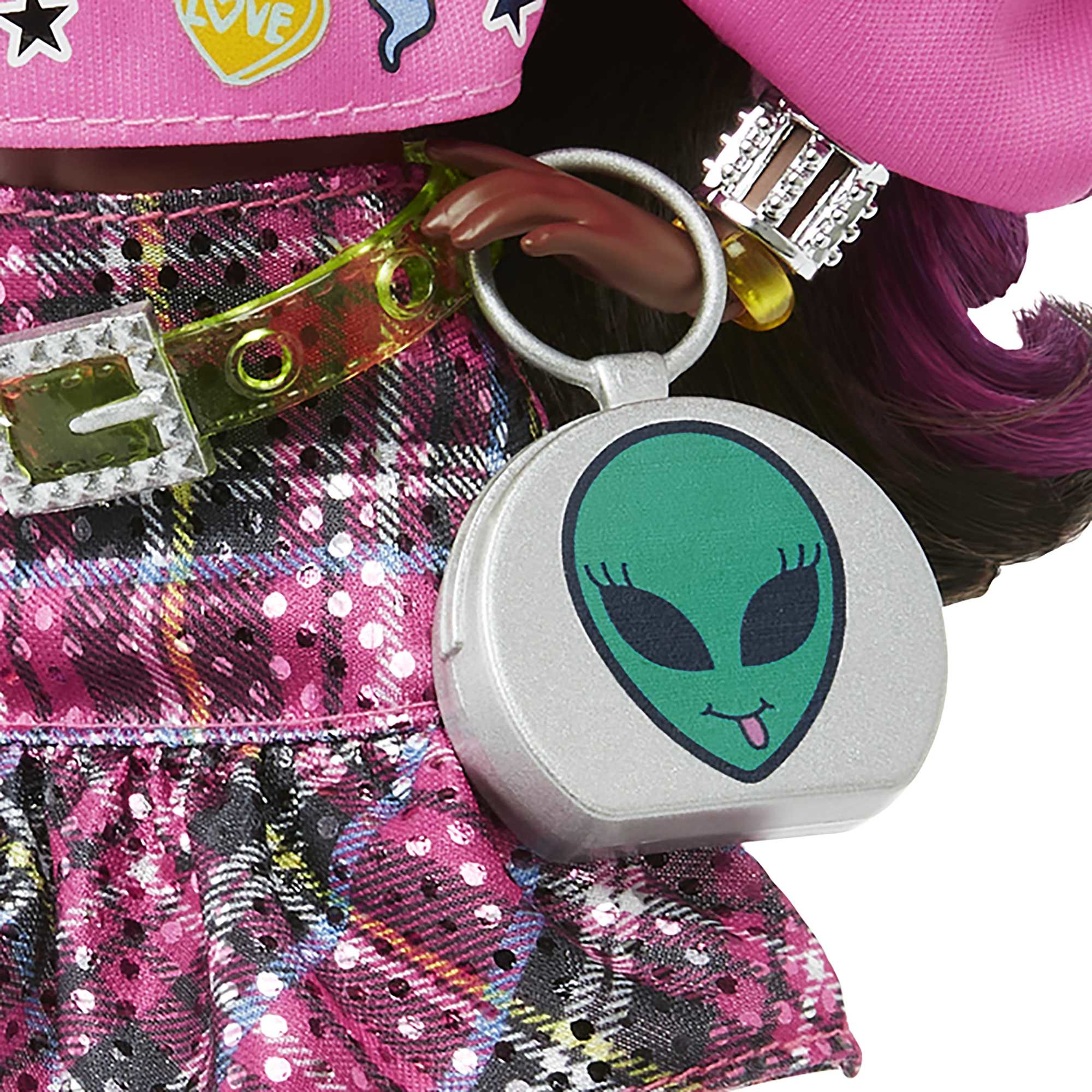 Zbliżenie akcesoriów lalki Barbie Extra: torebka kosmity, pasek i biżuteria.