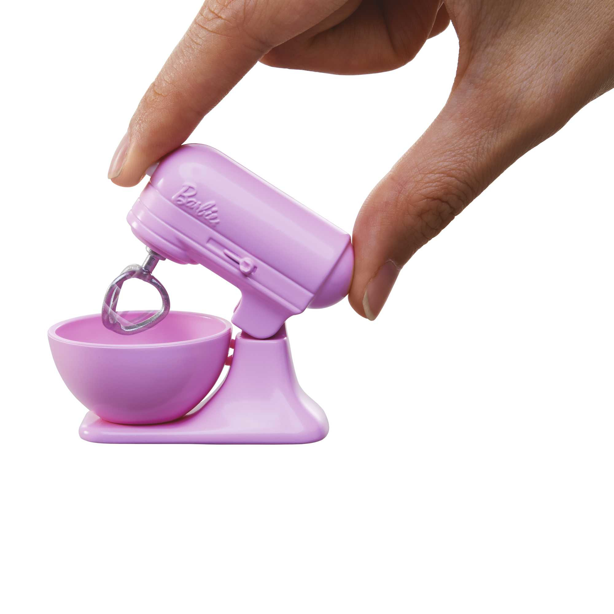 Una mano sosteniendo una batidora de juguete rosa. La batidora tiene un cuenco y un batidor.