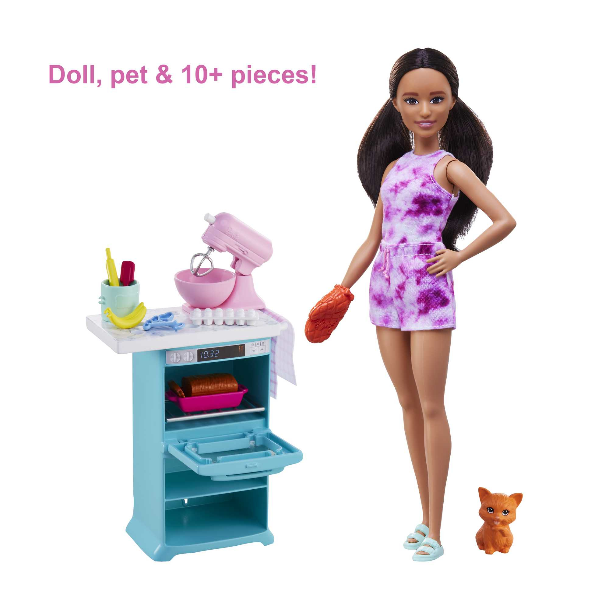 Una muñeca está junto a un juego de cocina de juguete. La muñeca lleva un atuendo teñido anudado y tiene un juguete para gatos.