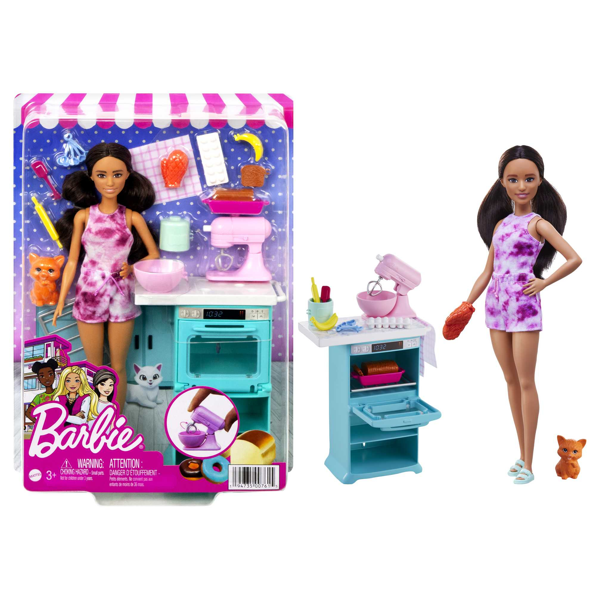 Un juego de cocina de juguete con una muñeca. El paquete está a la izquierda y un juego con una muñeca a la derecha.
