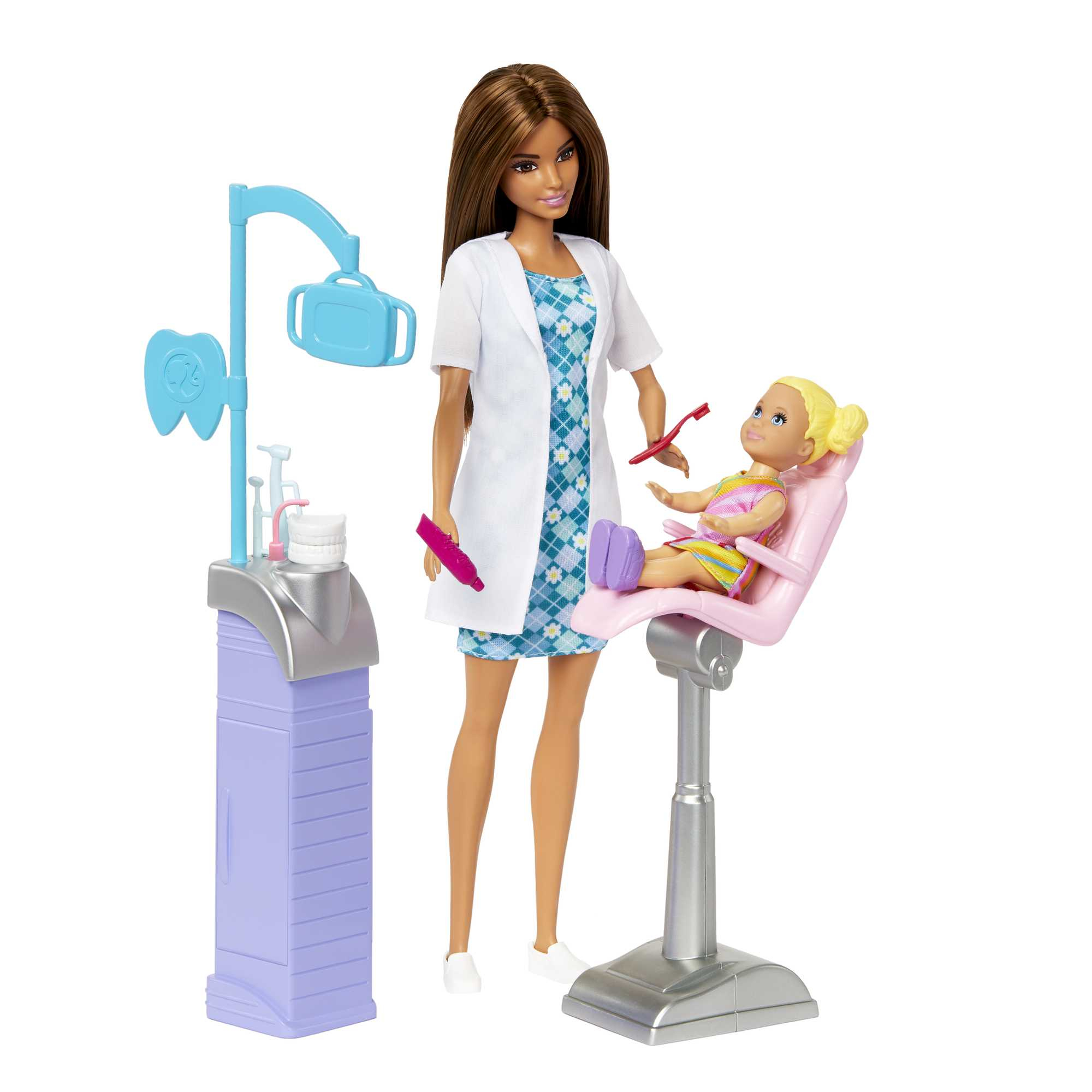 Barbie-Puppen-Set mit einem Zahnarzt, einem Patienten und zahnärztlicher Ausrüstung, alles auf weißem Hintergrund.