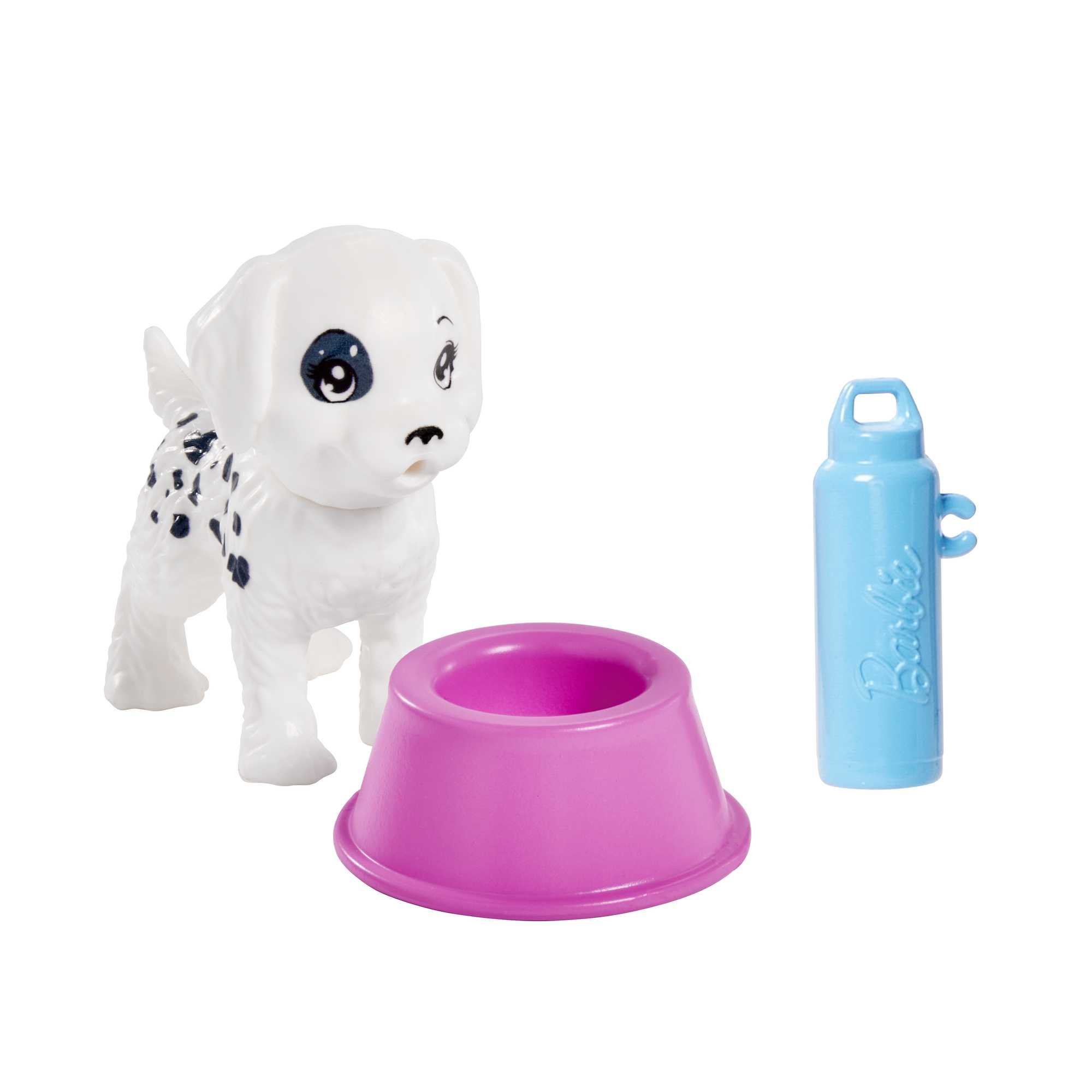 Weißer Hund mit schwarzen Flecken, rosa Napf und blaue Wasserflasche.
