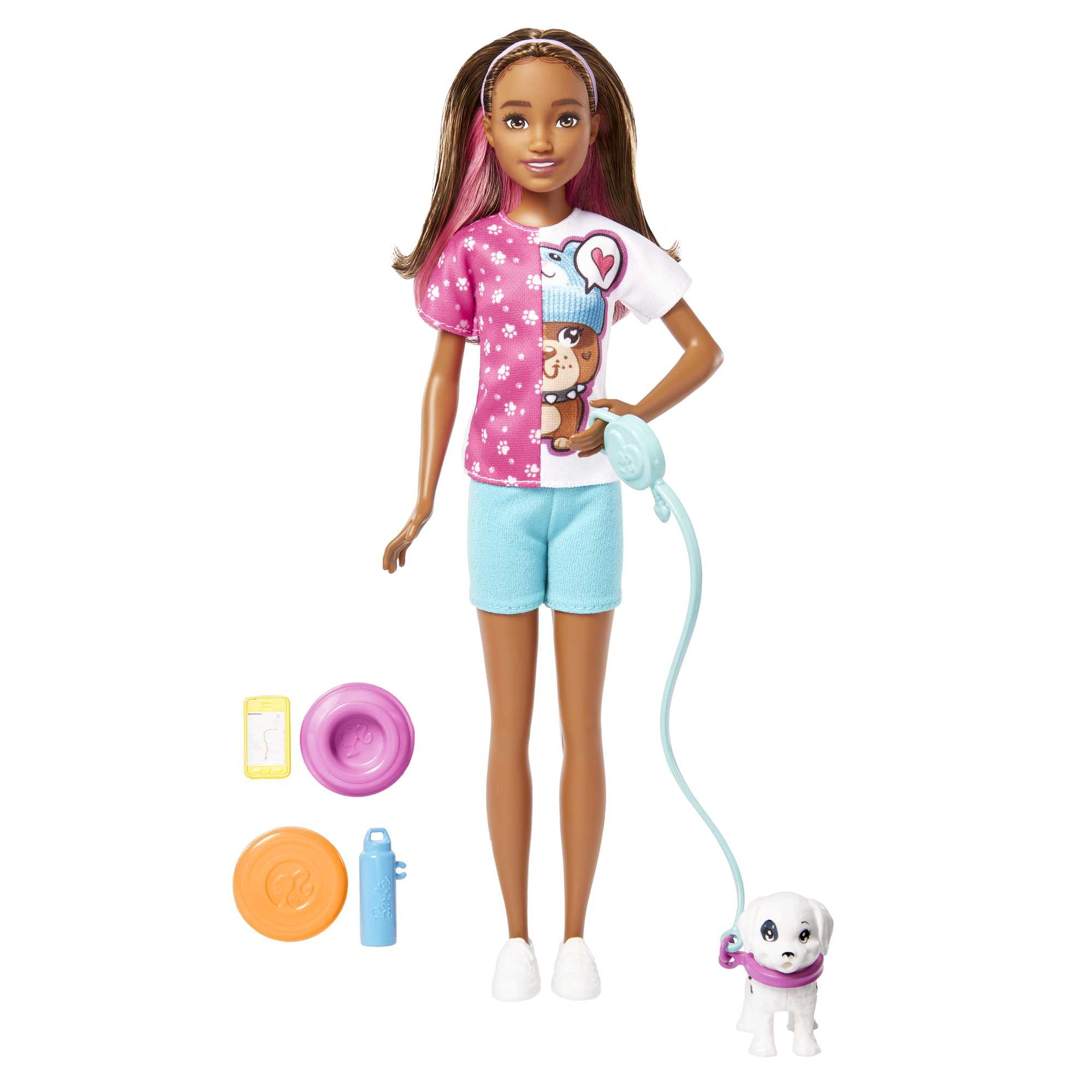 Eine Barbie-Puppe mit Hund und Zubehör steht. Sie trägt Freizeitkleidung.