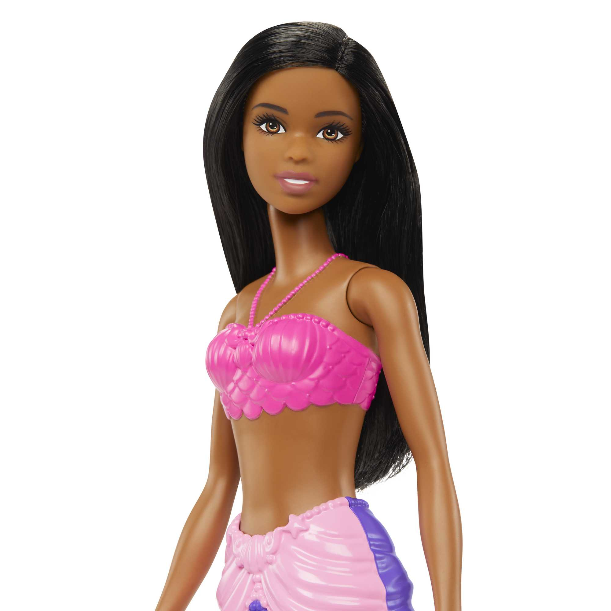 Eine schwarze Barbie-Puppe mit einem rosa Muscheloberteil und einem rosa-lila Rock.