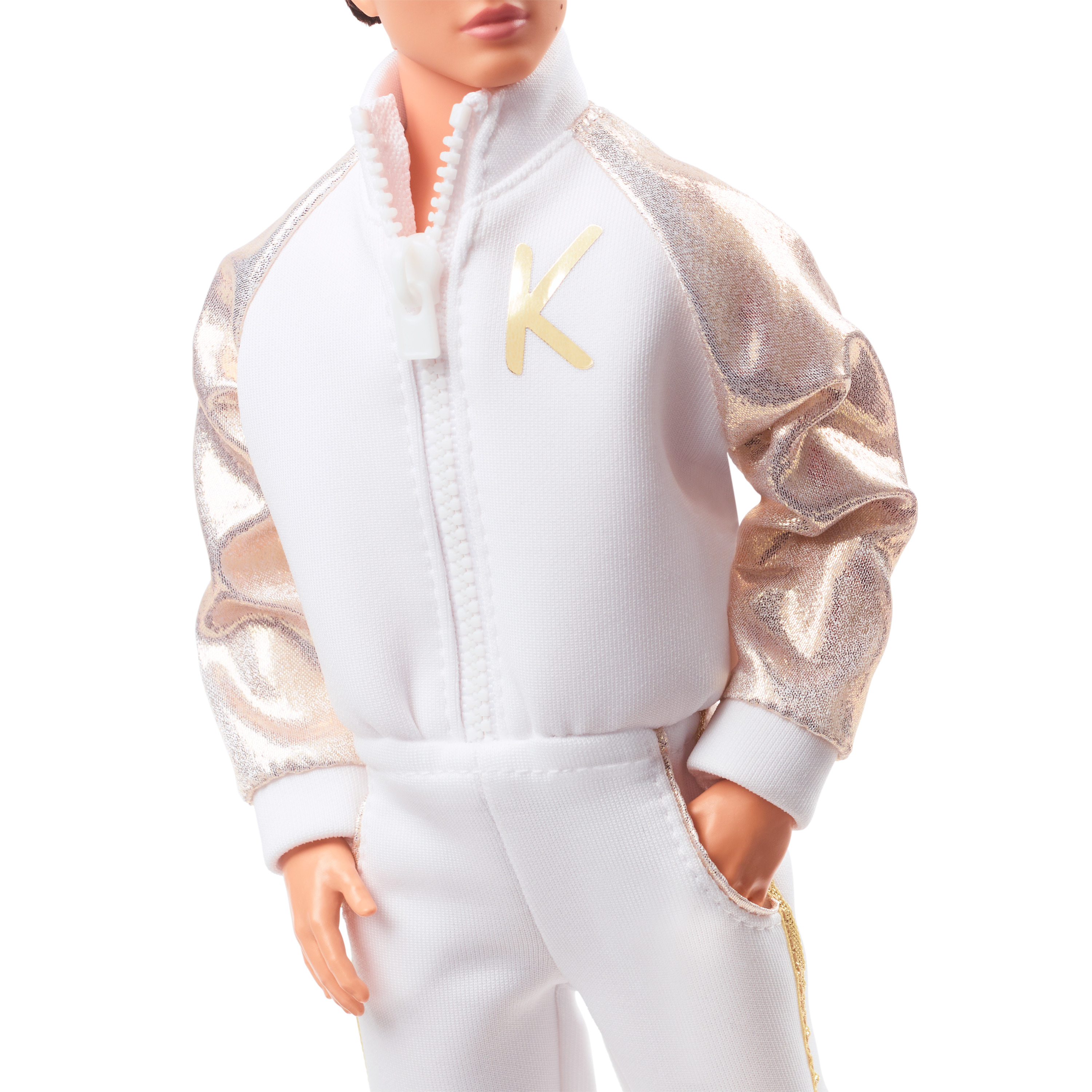 Ken-Puppe in einem weißen Trainingsanzug mit goldenen Akzenten.