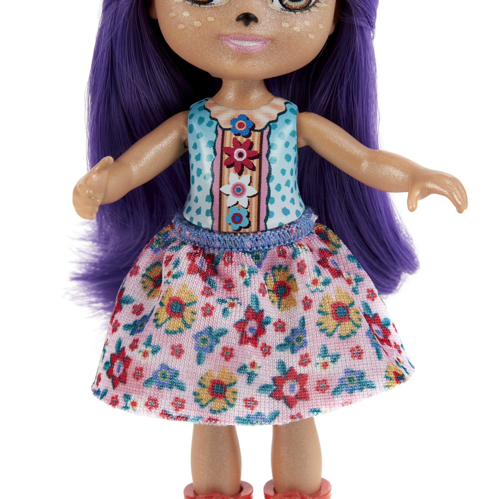 Puppe mit lila Haaren, Hirsch-Gesichtsbemalung, Blumenkleid.