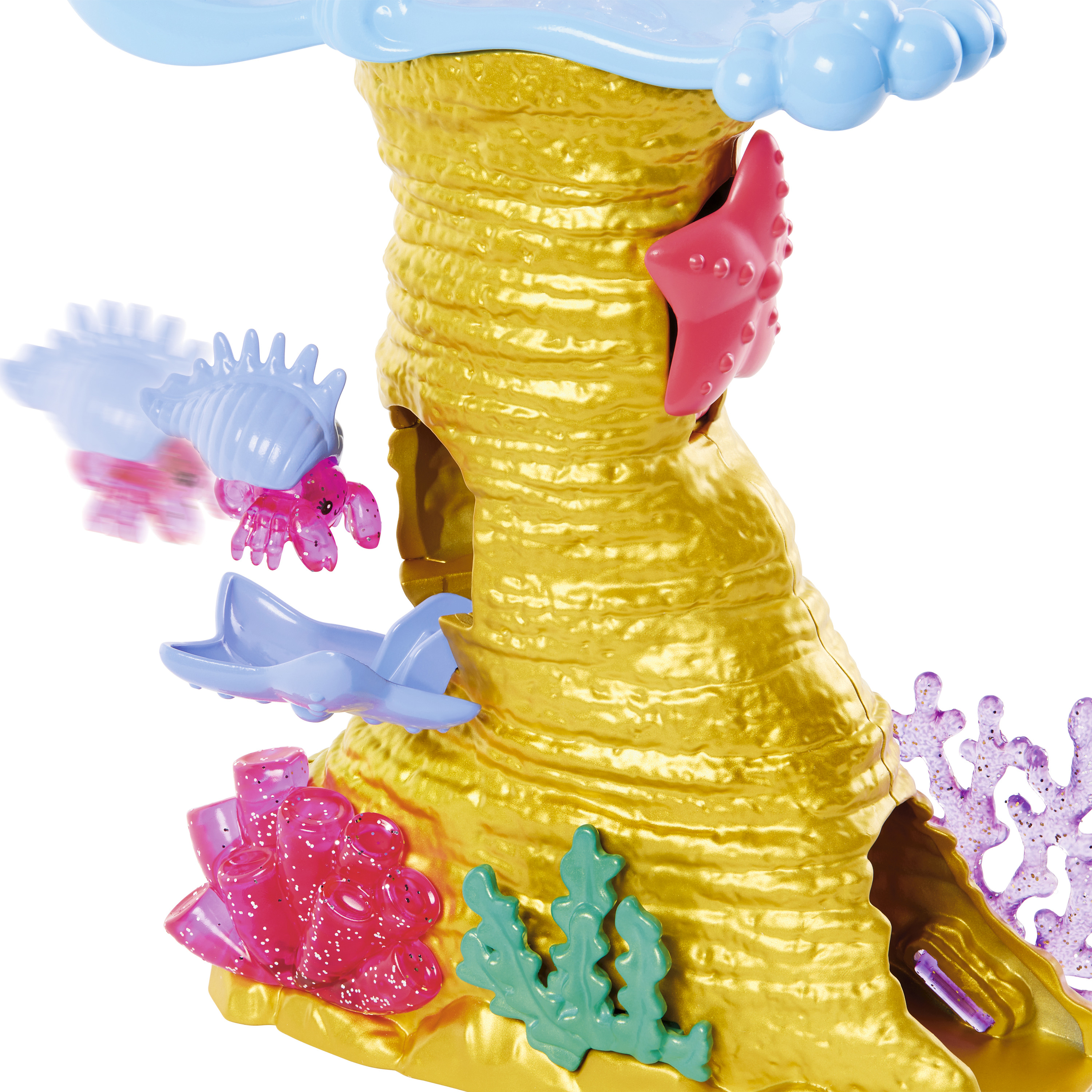 Eine goldene Korallenstruktur mit Meeresbewohnern, darunter eine Krabbe, ein Fisch und ein Seestern, in einem Spielset.