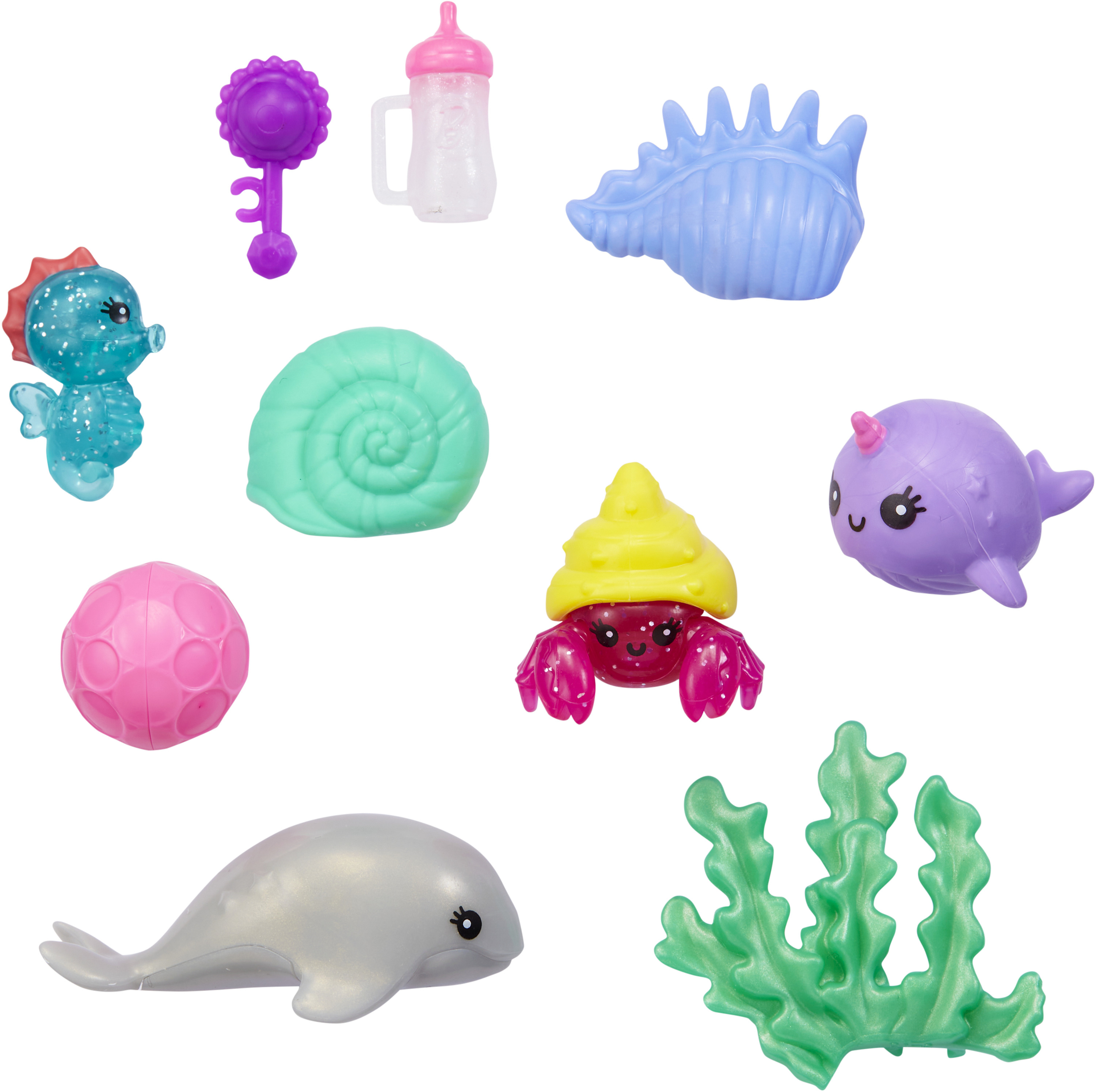 Verschiedene Spielzeuge zum Thema Meer, darunter ein Seepferdchen, eine Krabbe, ein Delfin und Seetang, vor weißem Hintergrund.