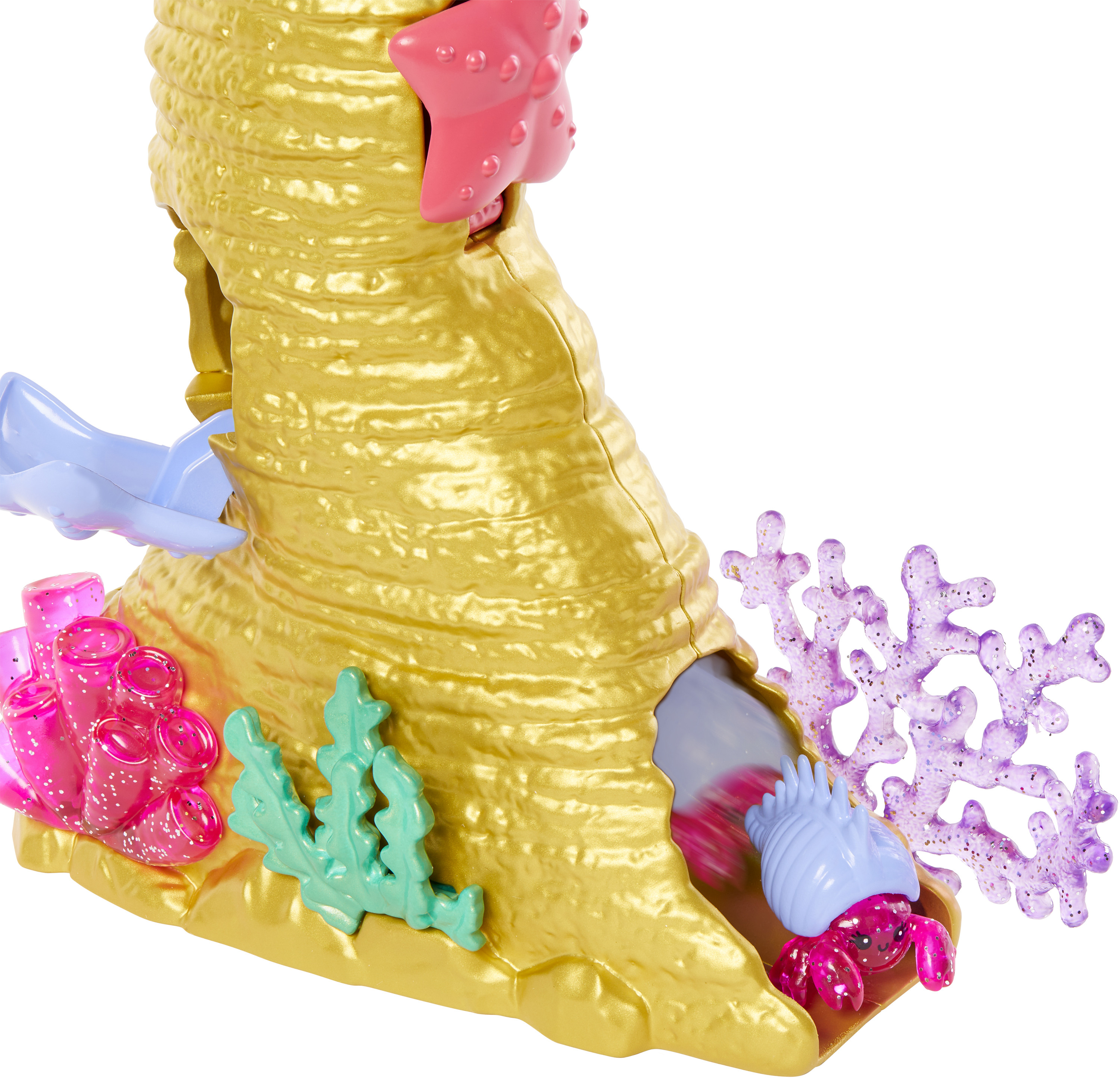 Eine goldene Struktur mit Meeresdekor, darunter eine Krabbe und Korallen, vor weißem Hintergrund.