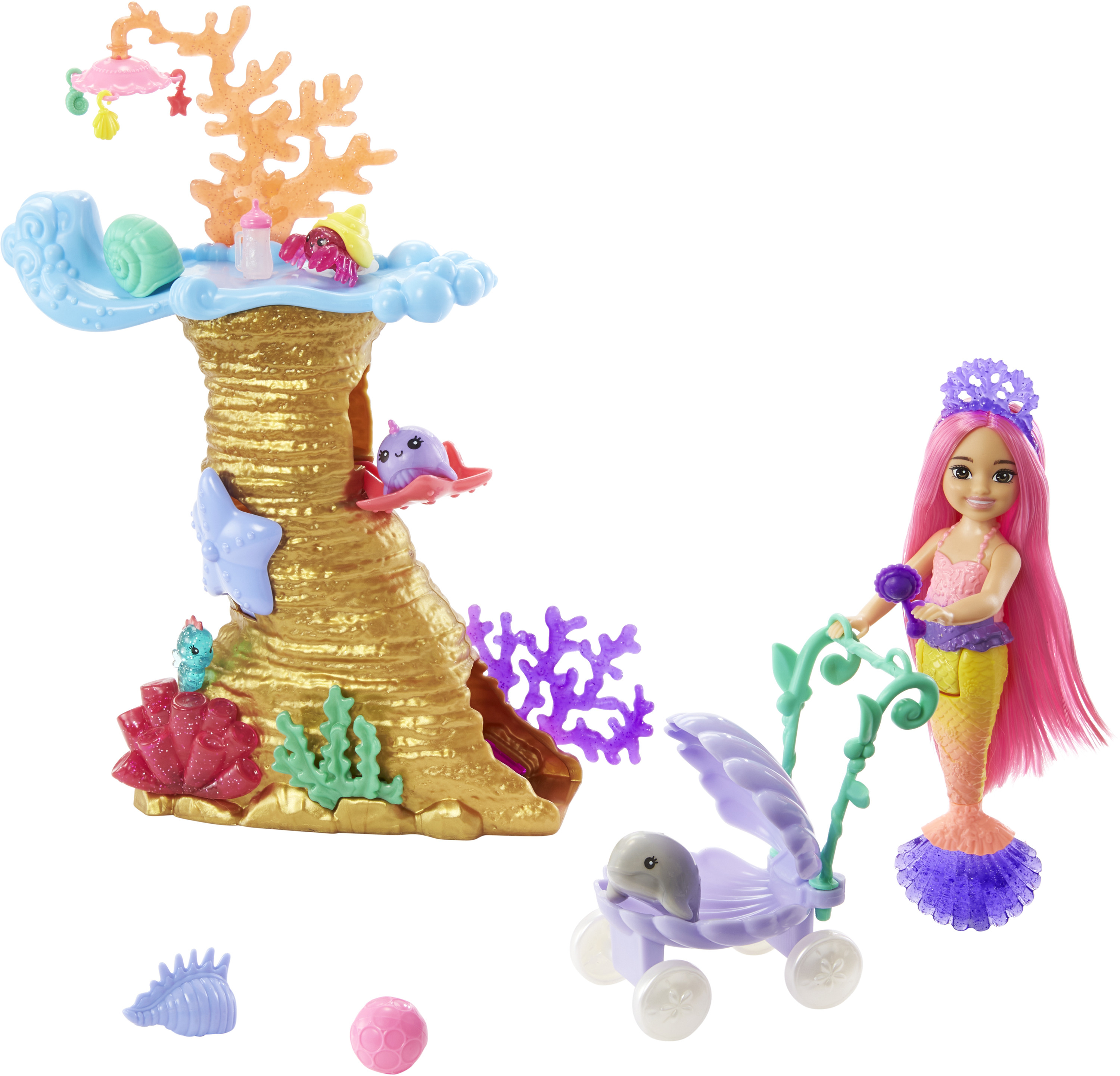 Eine Meerjungfrauenpuppe mit einer goldenen Korallenstruktur und einem Meeresbewohner-Spielzeugset mit Zubehör.