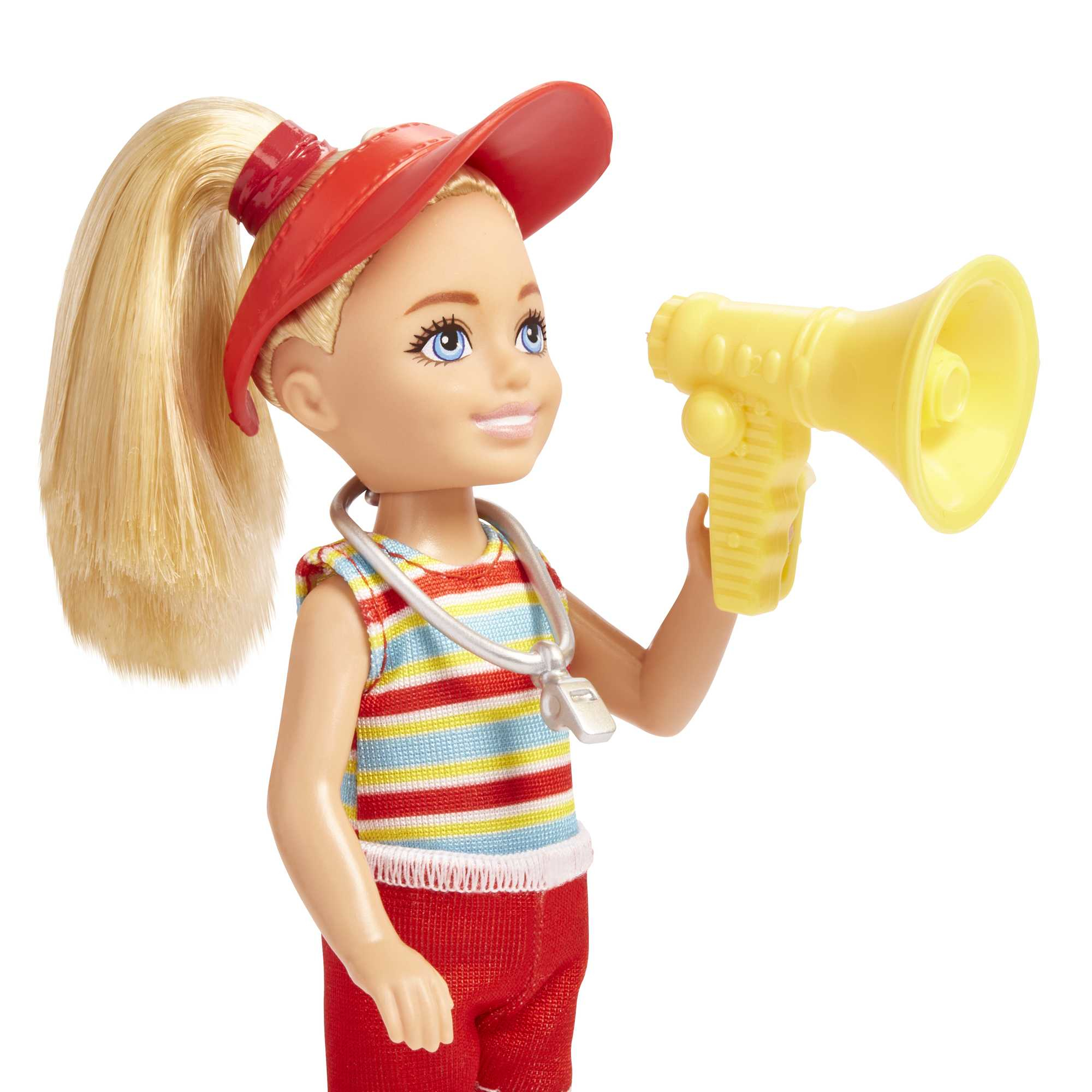 Blonde Puppe mit roter Kappe hält gelbes Megaphon. Sie trägt gestreiftes Hemd und rote Shorts.