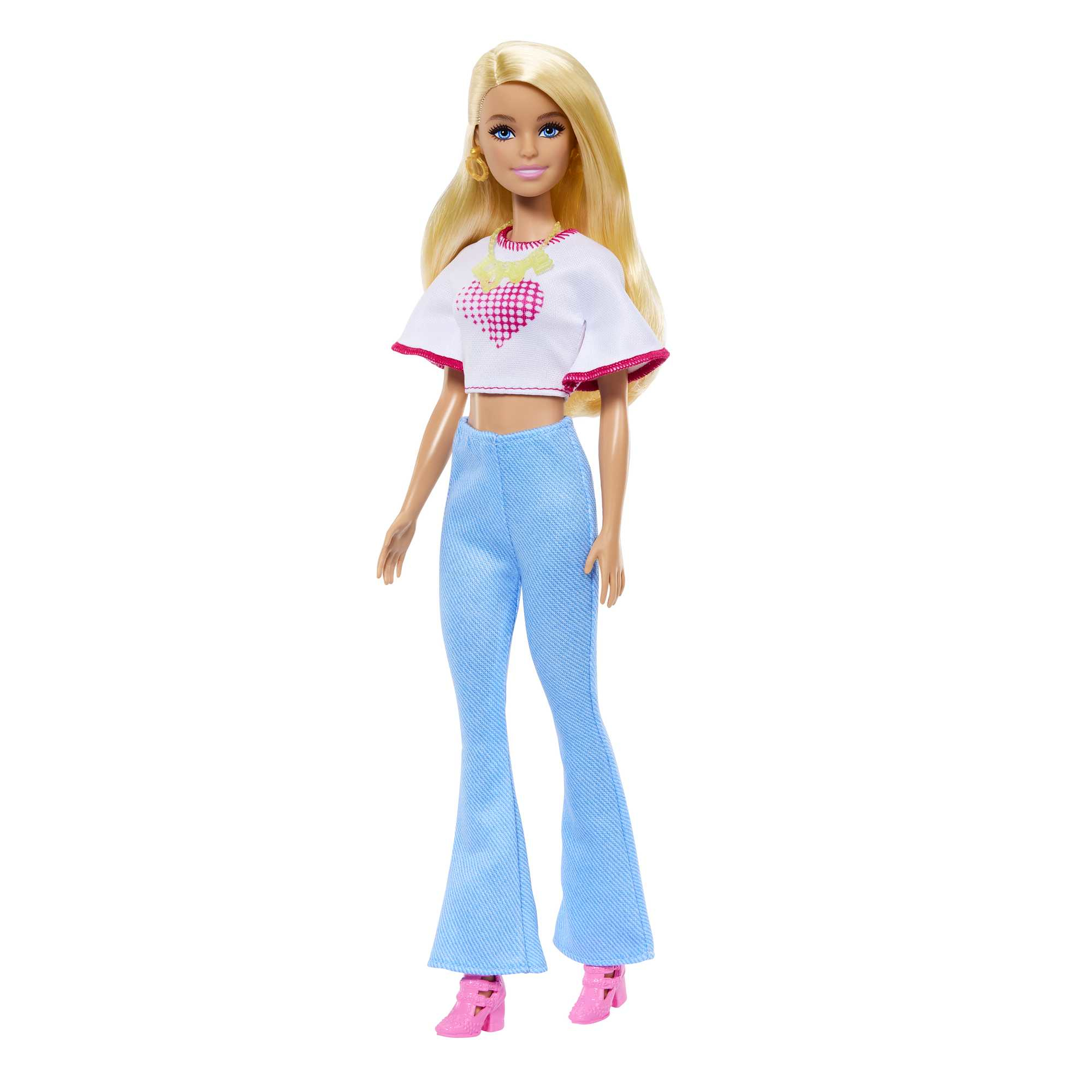 Blonde Barbie-Puppe mit weißem Oberteil mit Herz, blauer Hose und rosa Schuhen.